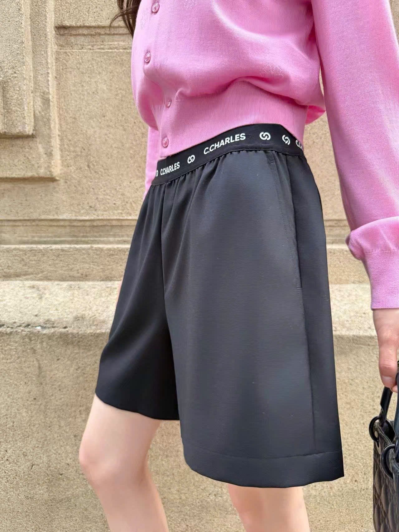  2.Quần sóc vải đen cạp thun chữ 