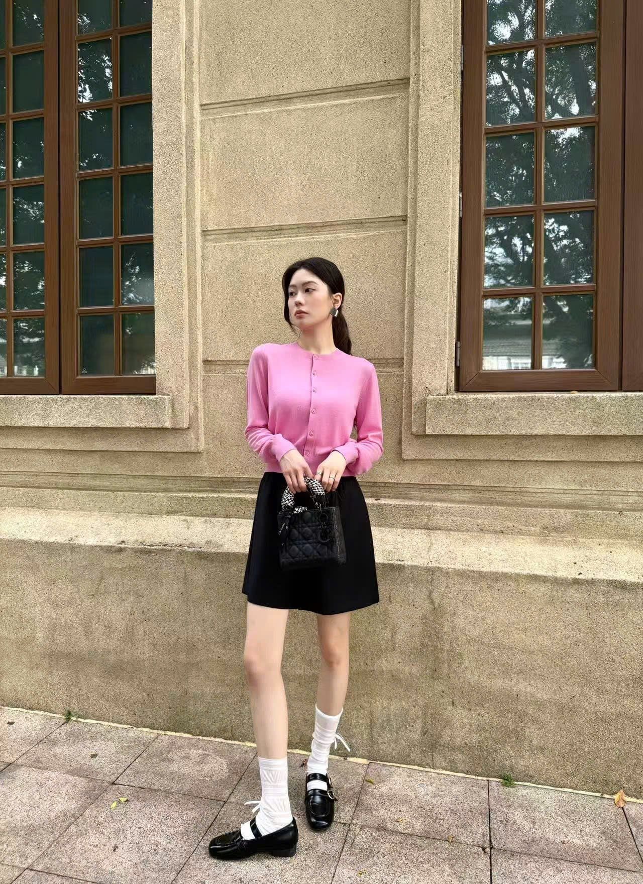  2.Quần sóc vải đen cạp thun chữ 