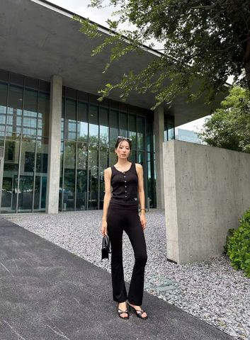  2. Quần legging đen dài logo CC lồng 