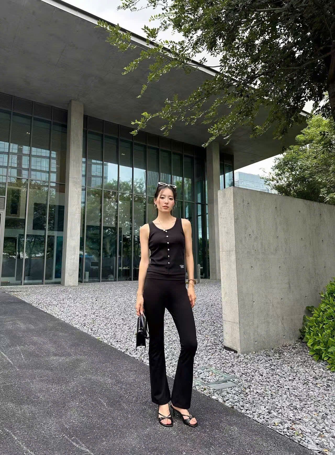  5.Quần legging đen dài logo CC lồng 