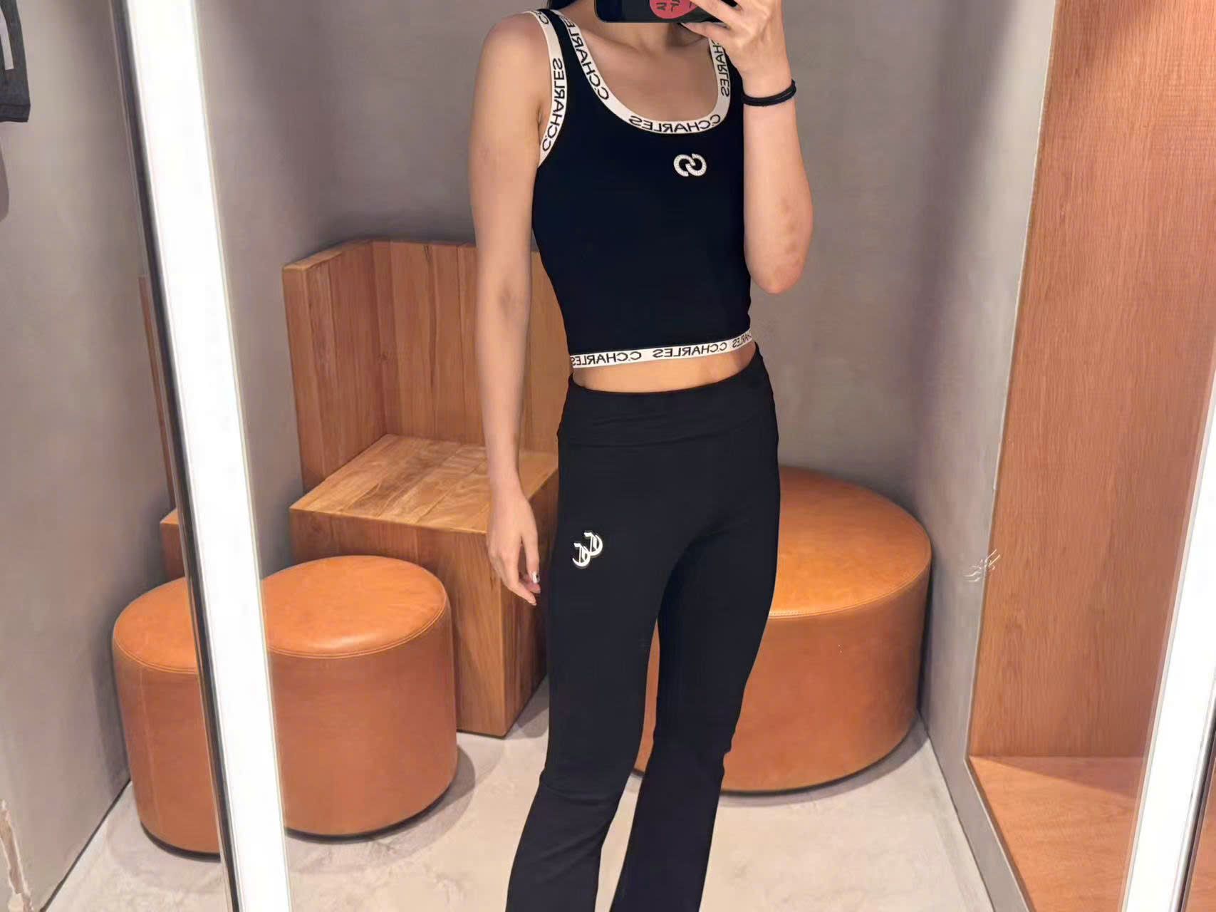  5.Quần legging đen dài logo CC lồng 