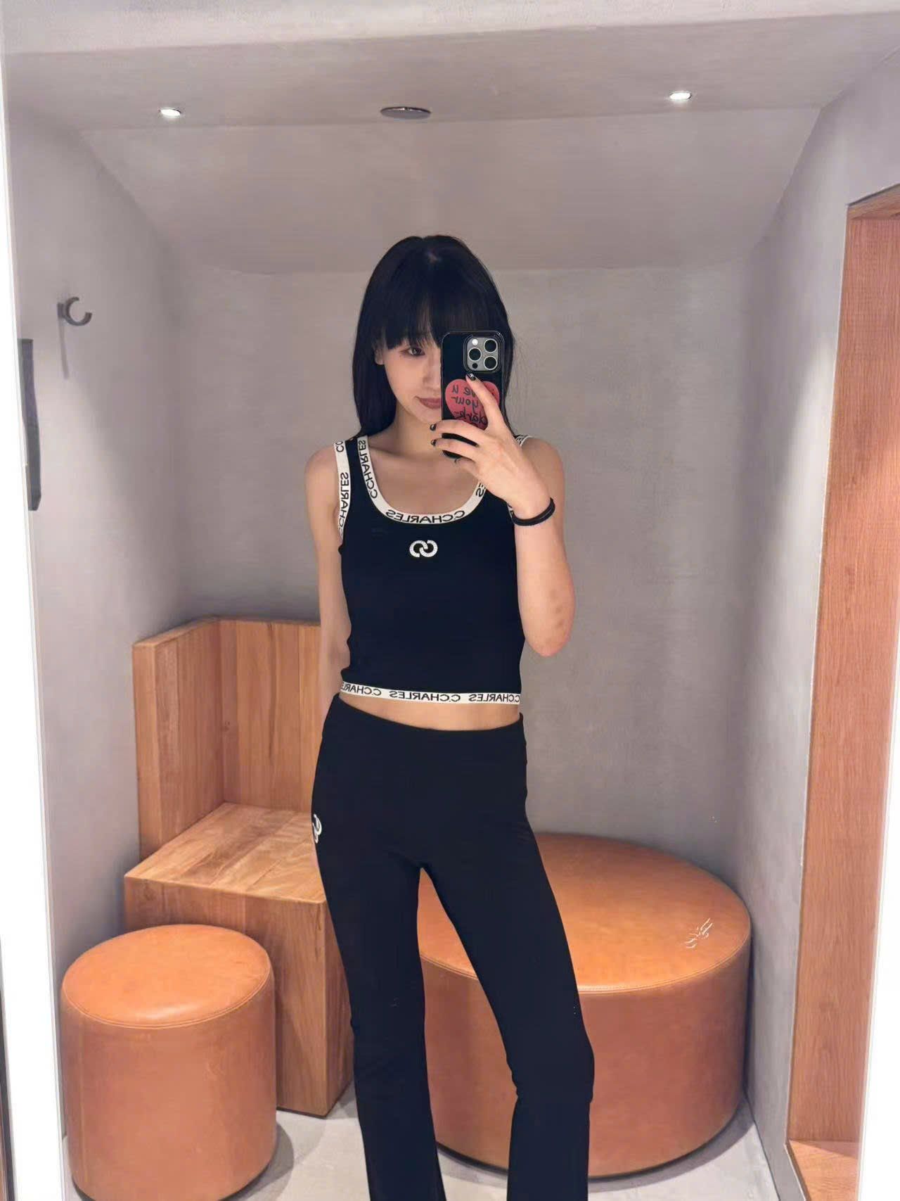  5.Quần legging đen dài logo CC lồng 