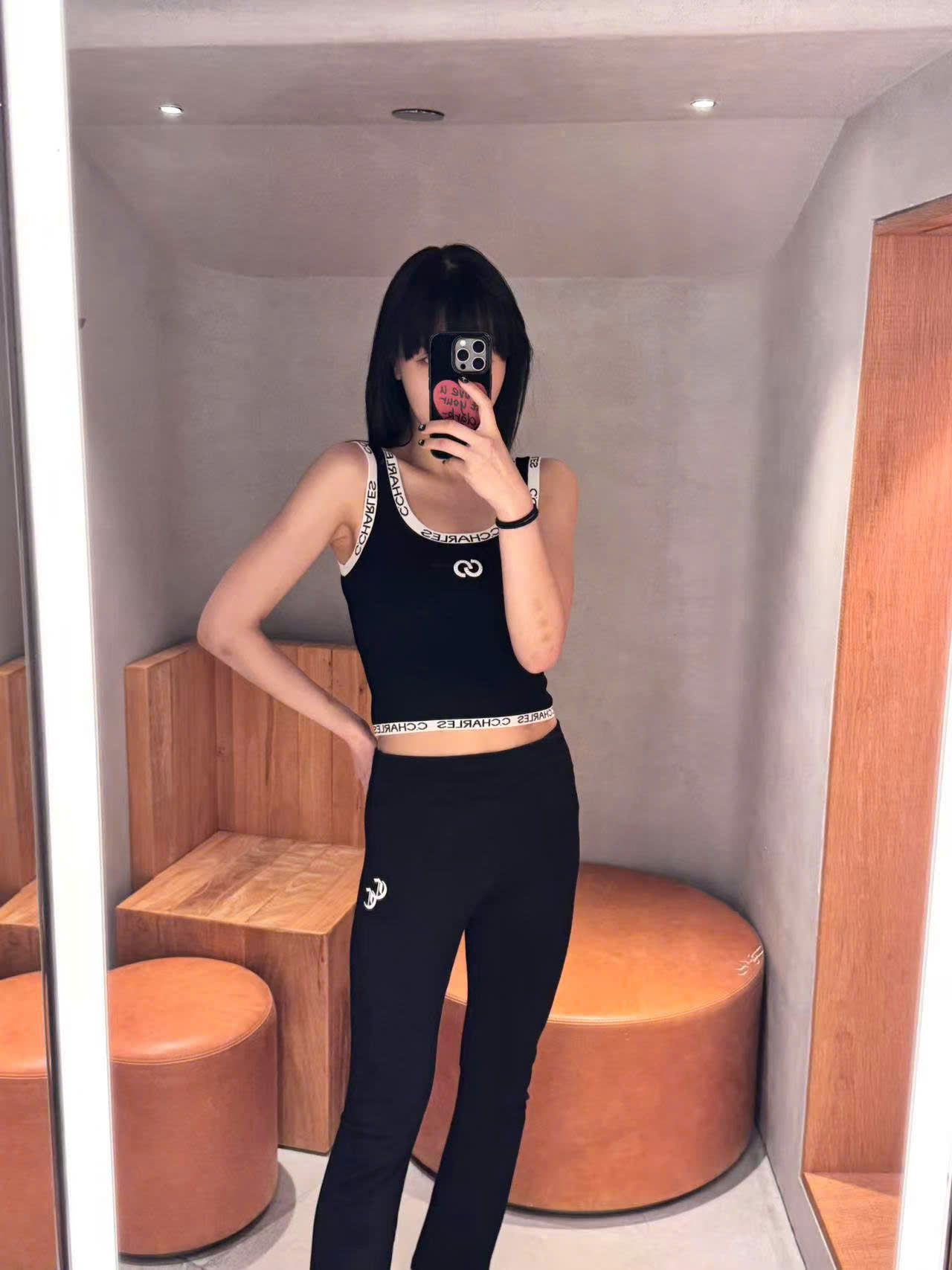  5.Quần legging đen dài logo CC lồng 