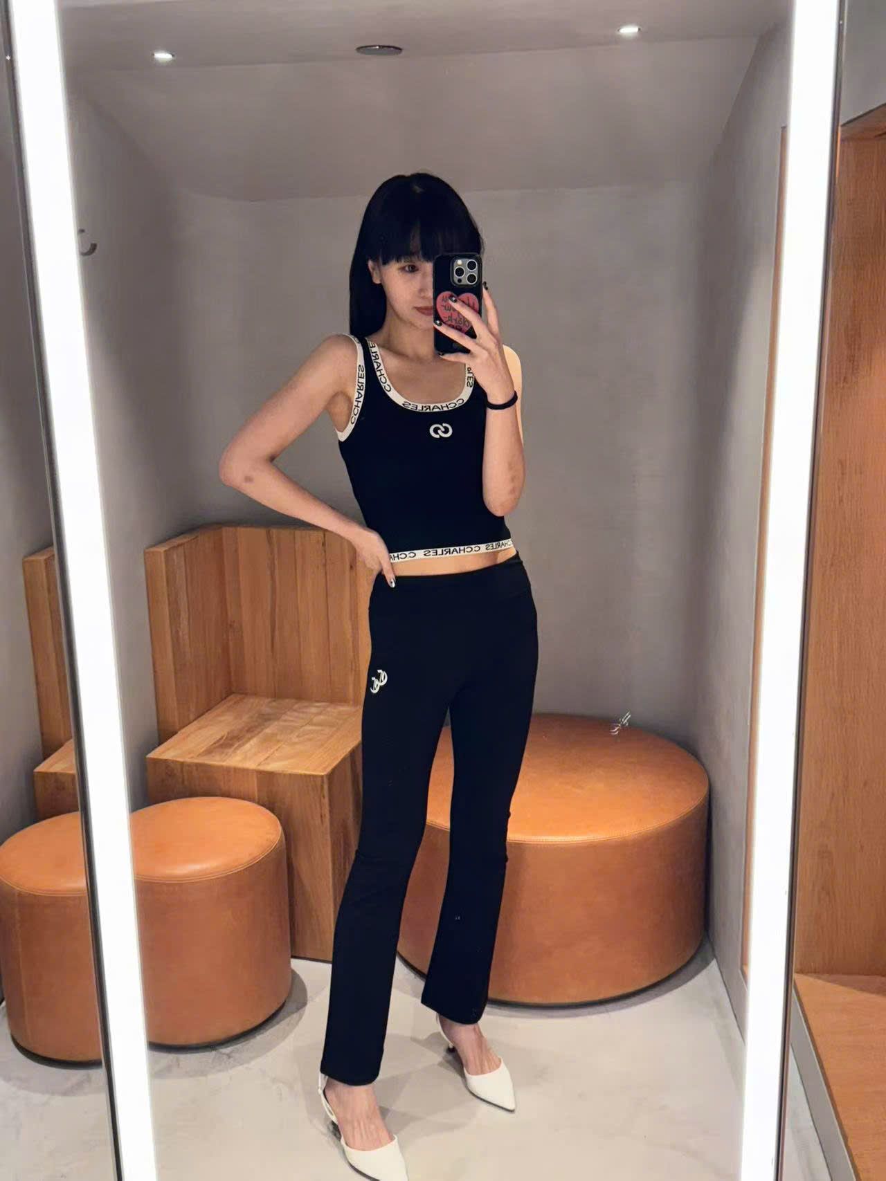  5.Quần legging đen dài logo CC lồng 