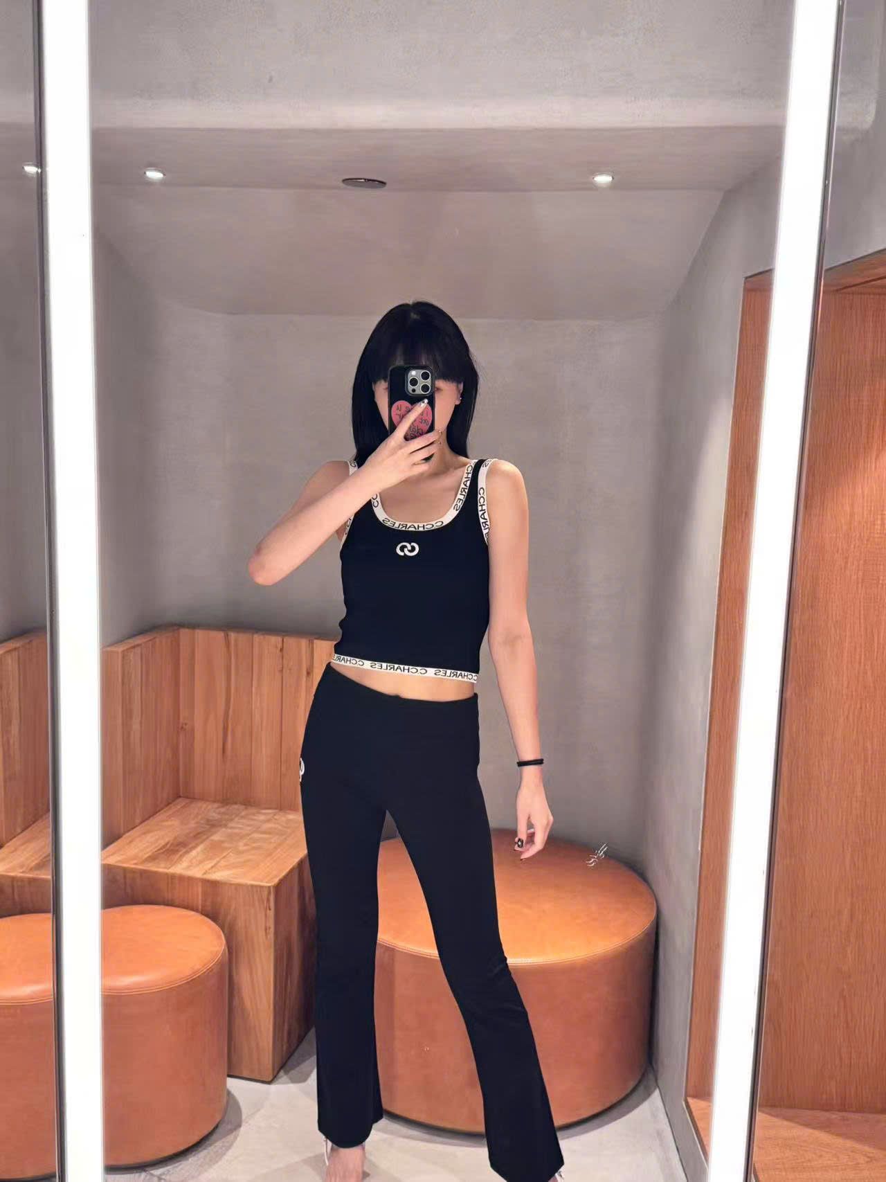  5.Quần legging đen dài logo CC lồng 