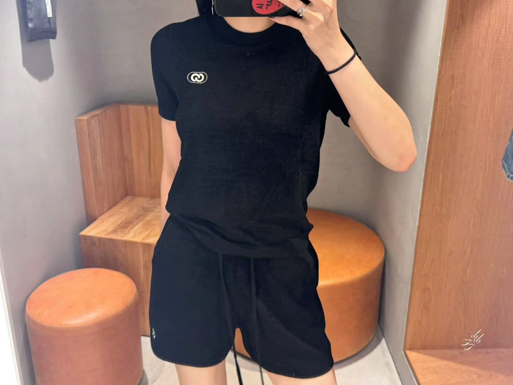  Áo nhung đen, logo trắng 1 bên (Set) 