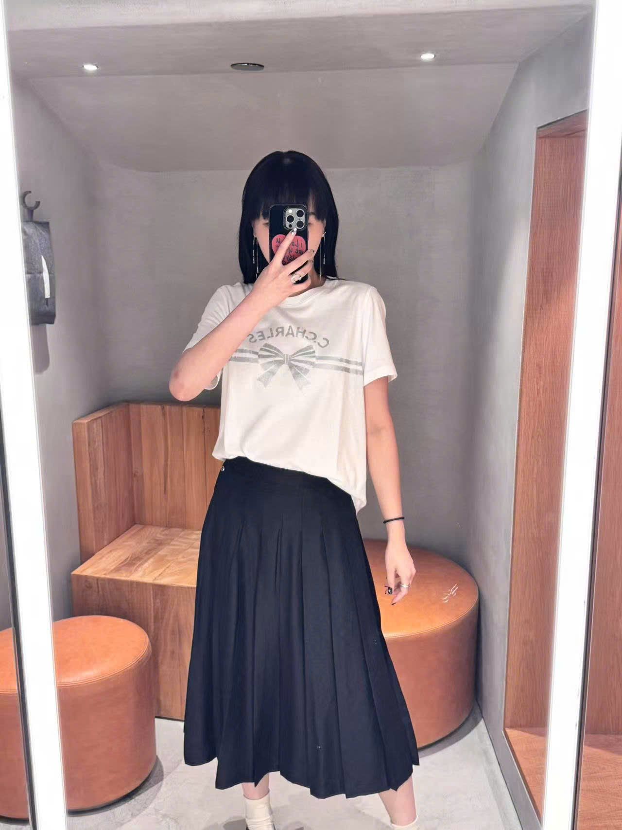  5. Áo phông trắng nơ xám ngang áo 