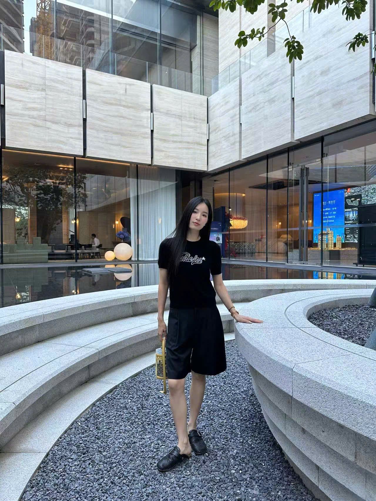  Áo đen chữ C.Charles đính sao trắng 