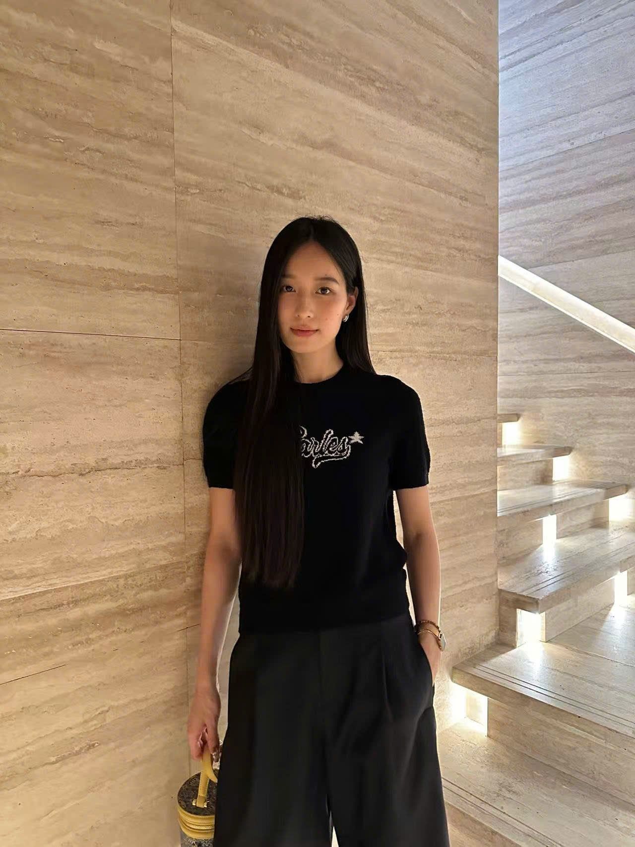  Áo đen chữ C.Charles đính sao trắng 