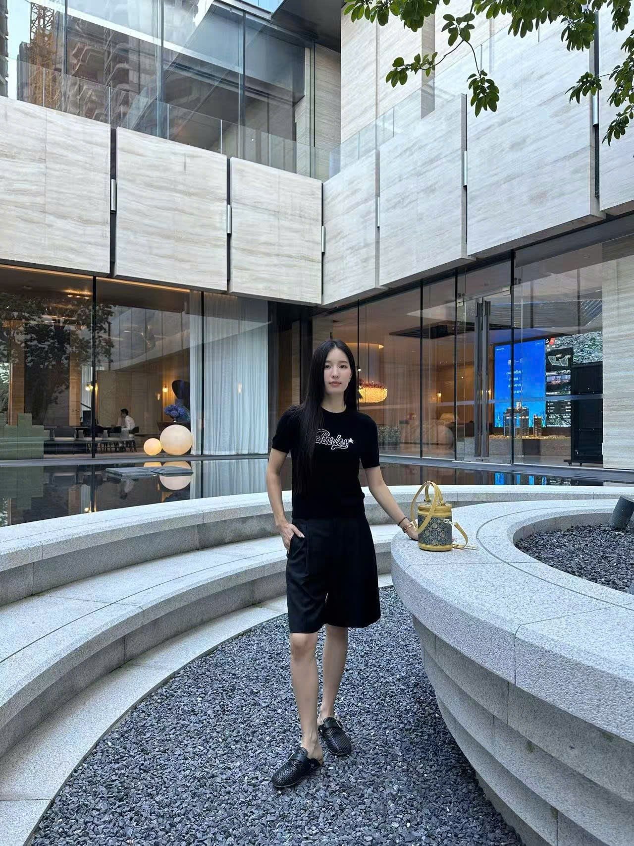  4.Quần sooc vải ngố đen lưng cao 