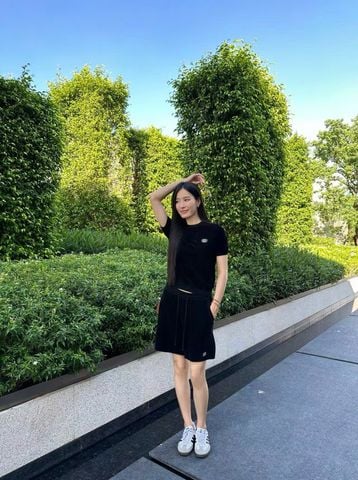  7.Bộ áo nhung ngắn tay và quần sooc nhung đen, logo 1 bên set 