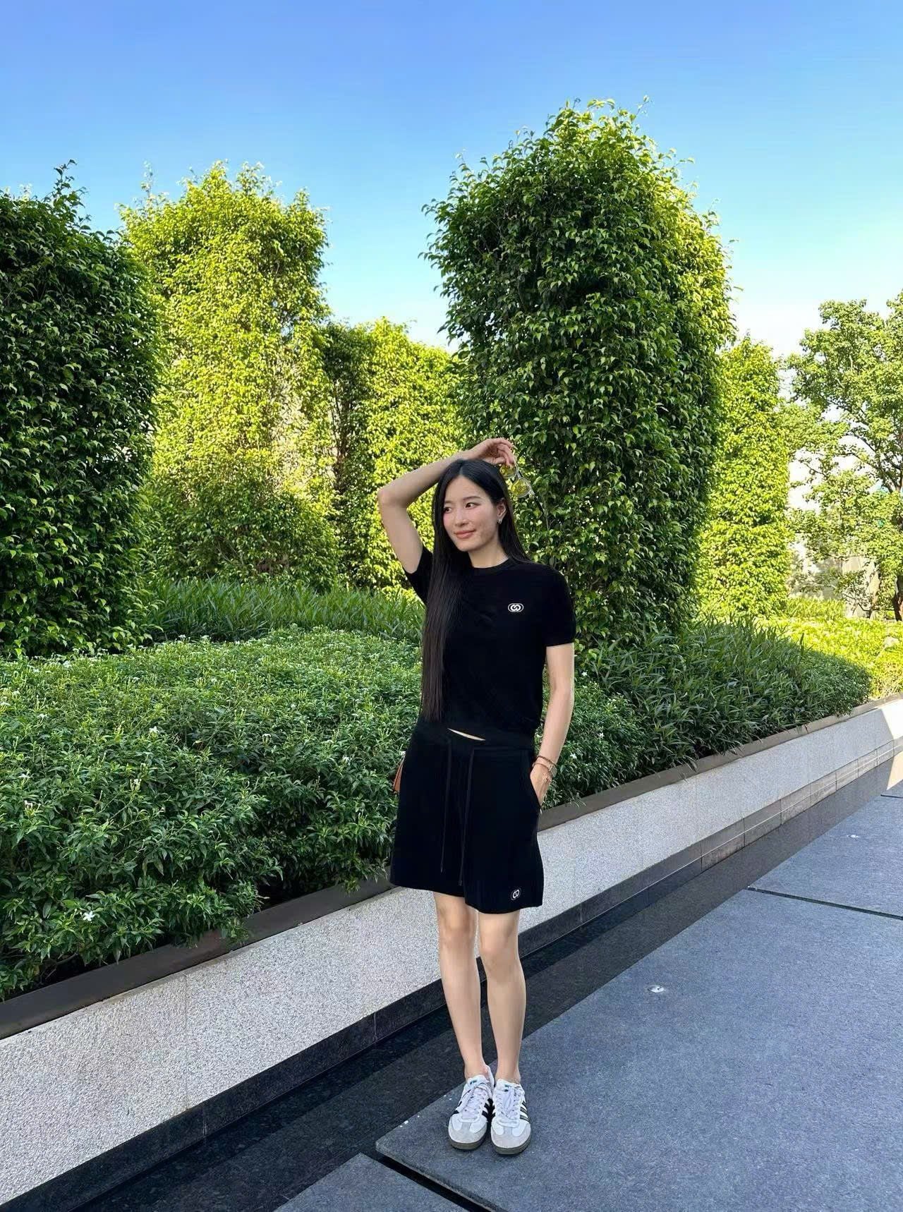  4.Quần sooc nhung đen, dây rút logo 1 bên 