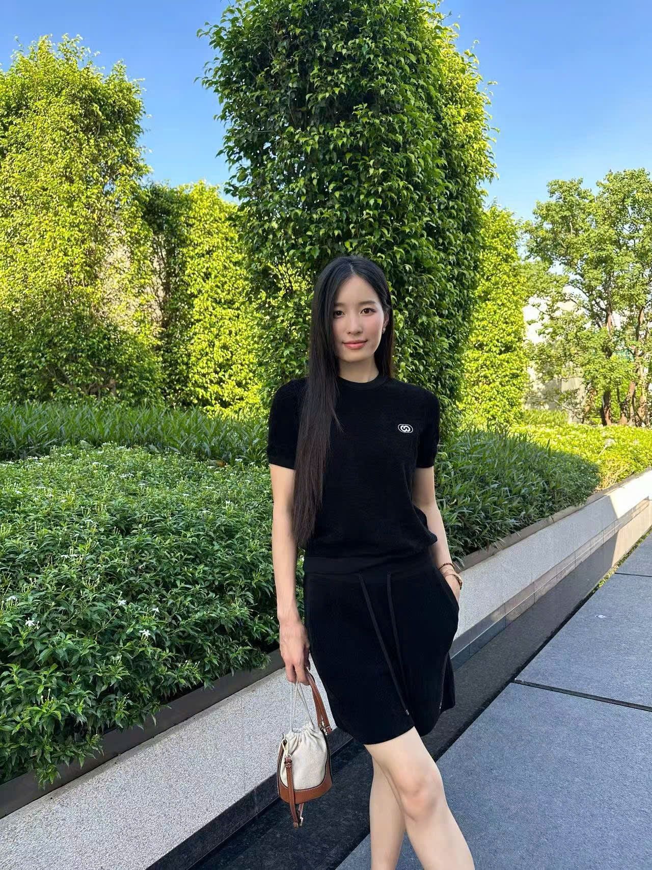  4.Quần sooc nhung đen, dây rút logo 1 bên 