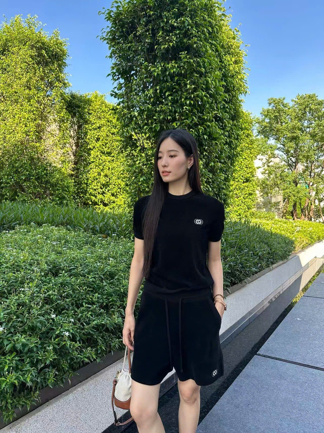  4.Quần sooc nhung đen, dây rút logo 1 bên 