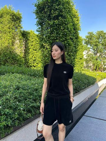  2. Áo nhung đen, logo trắng 1 bên (Set) 