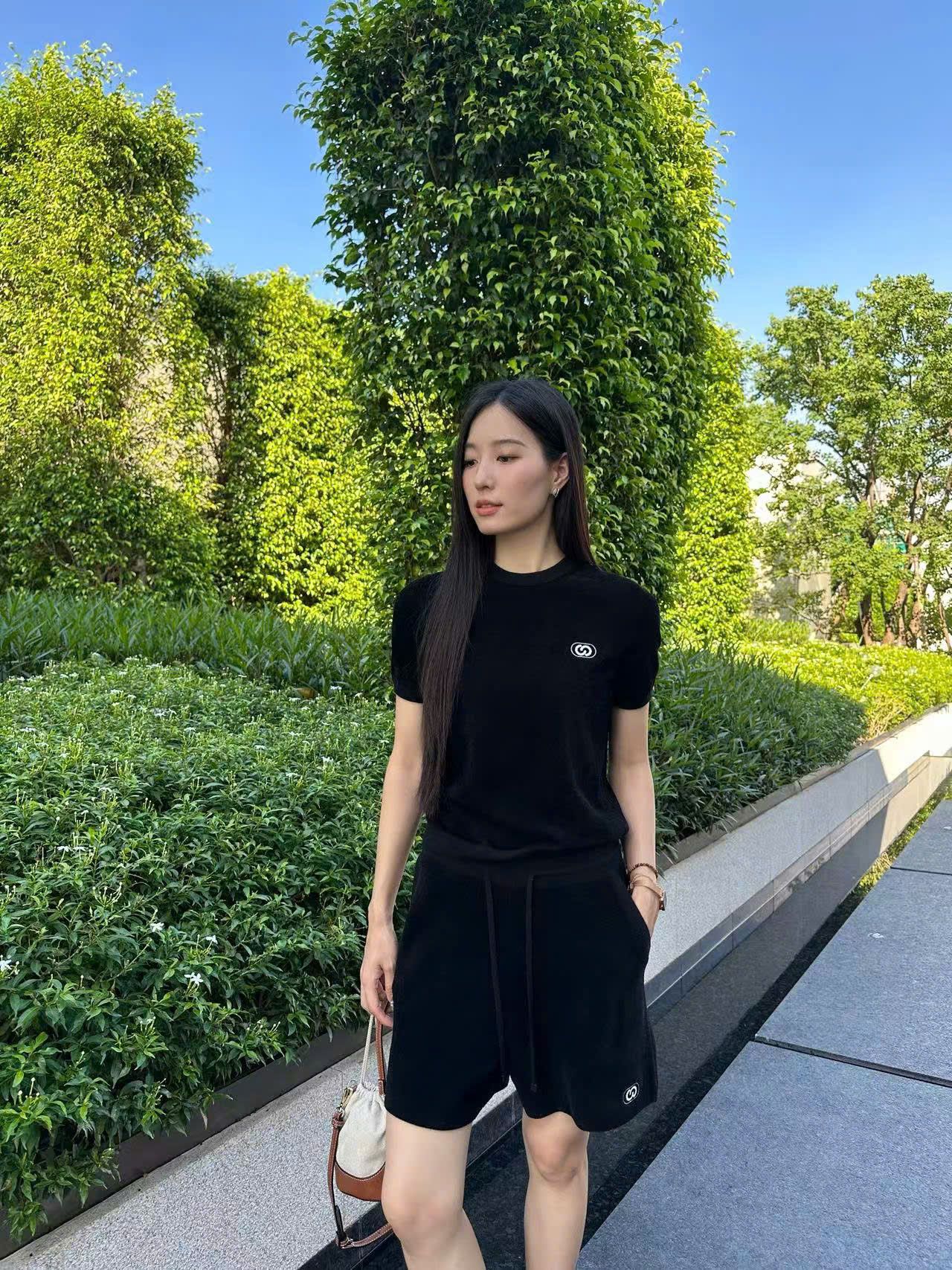  Áo nhung đen, logo trắng 1 bên (Set) 