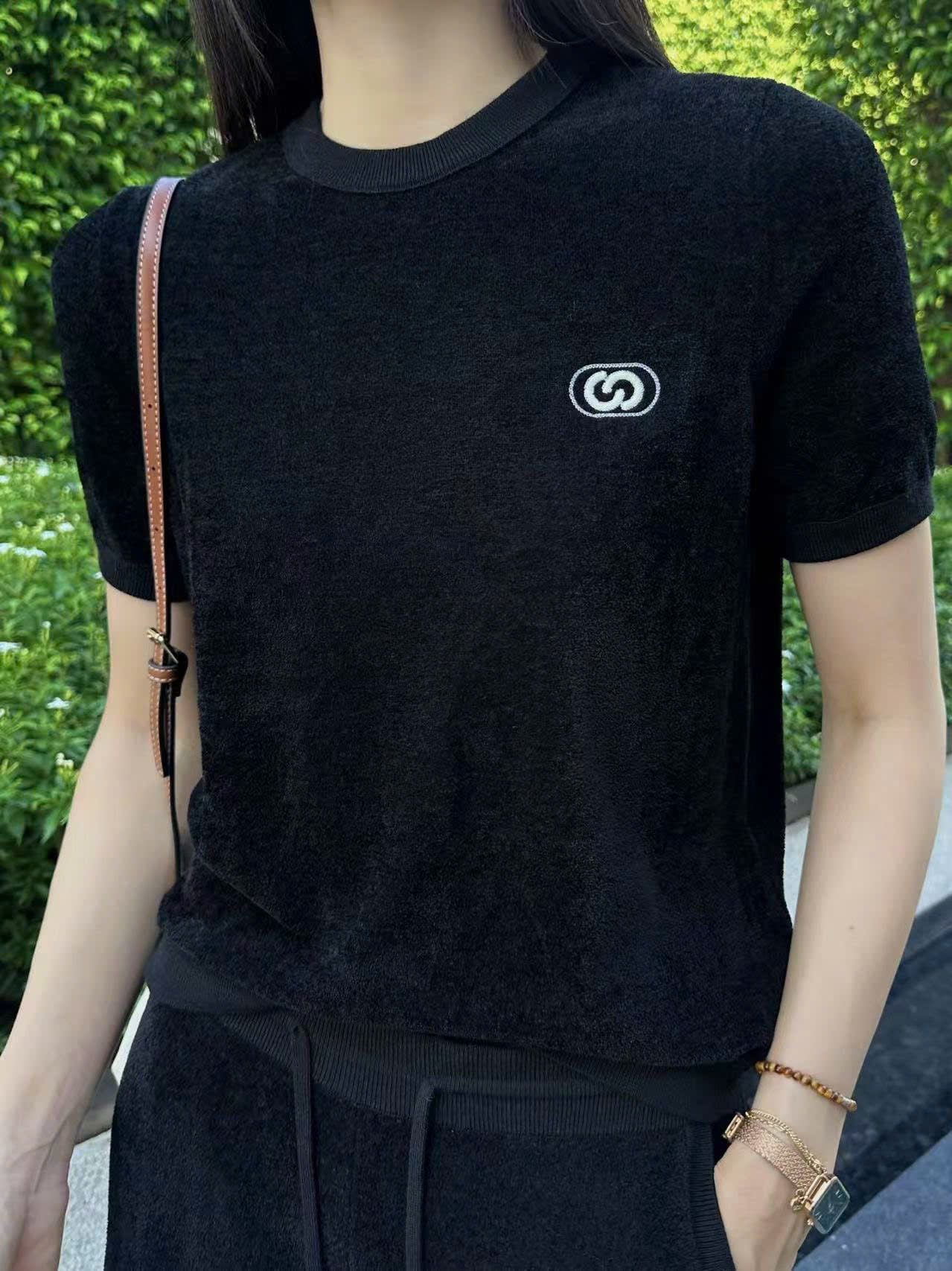  Áo nhung đen, logo trắng 1 bên (Set) 