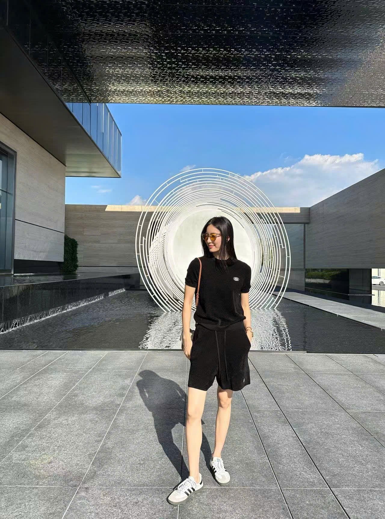  4.Quần sooc nhung đen, dây rút logo 1 bên 