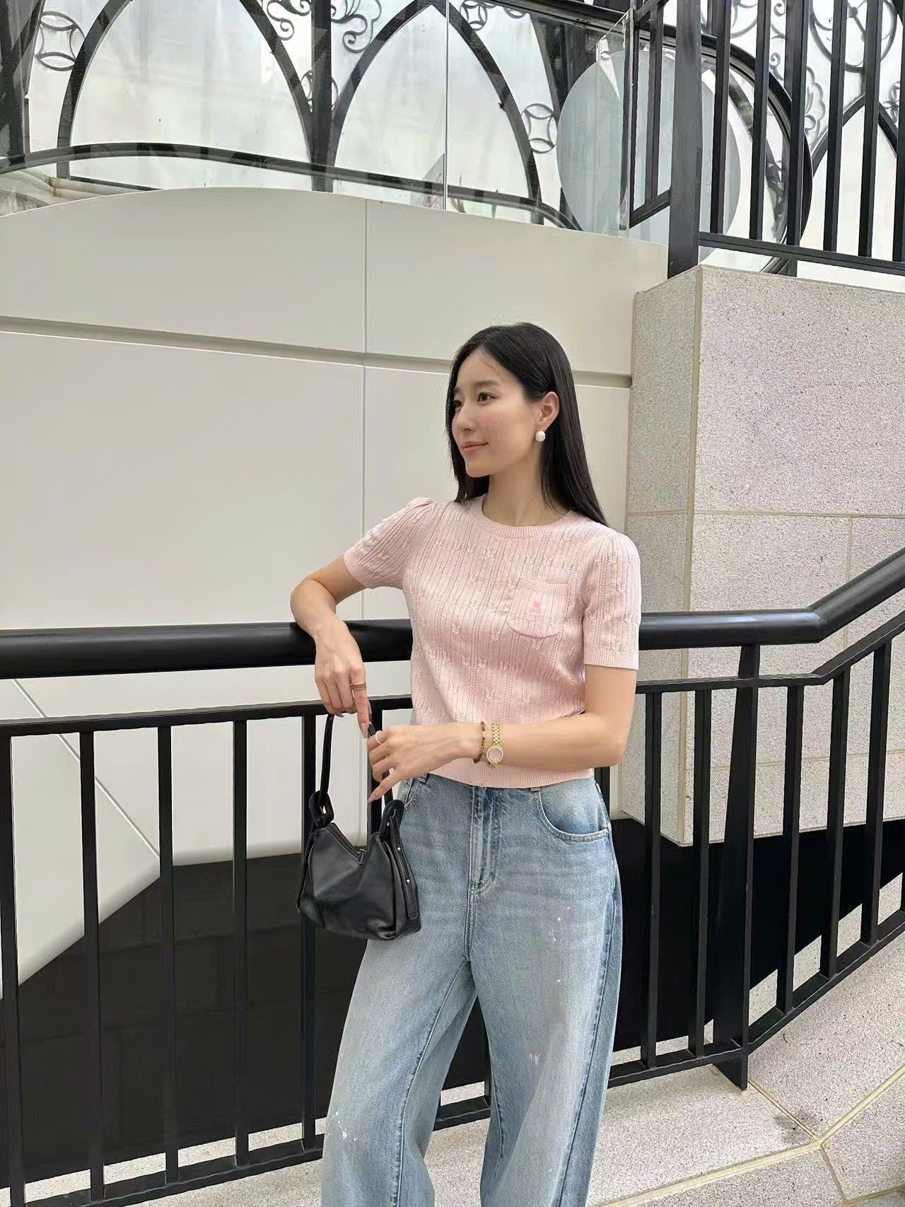  3.Áo hồng baby, vân sọc túi gấu 1 bên 