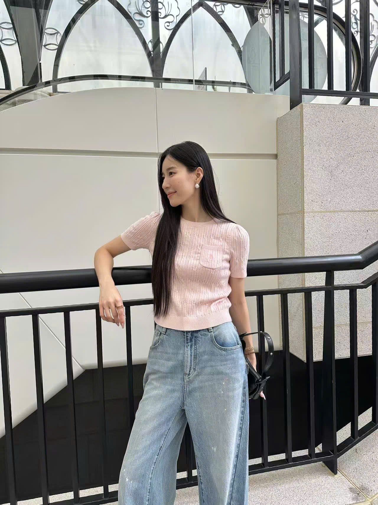  3.Áo hồng baby, vân sọc túi gấu 1 bên 