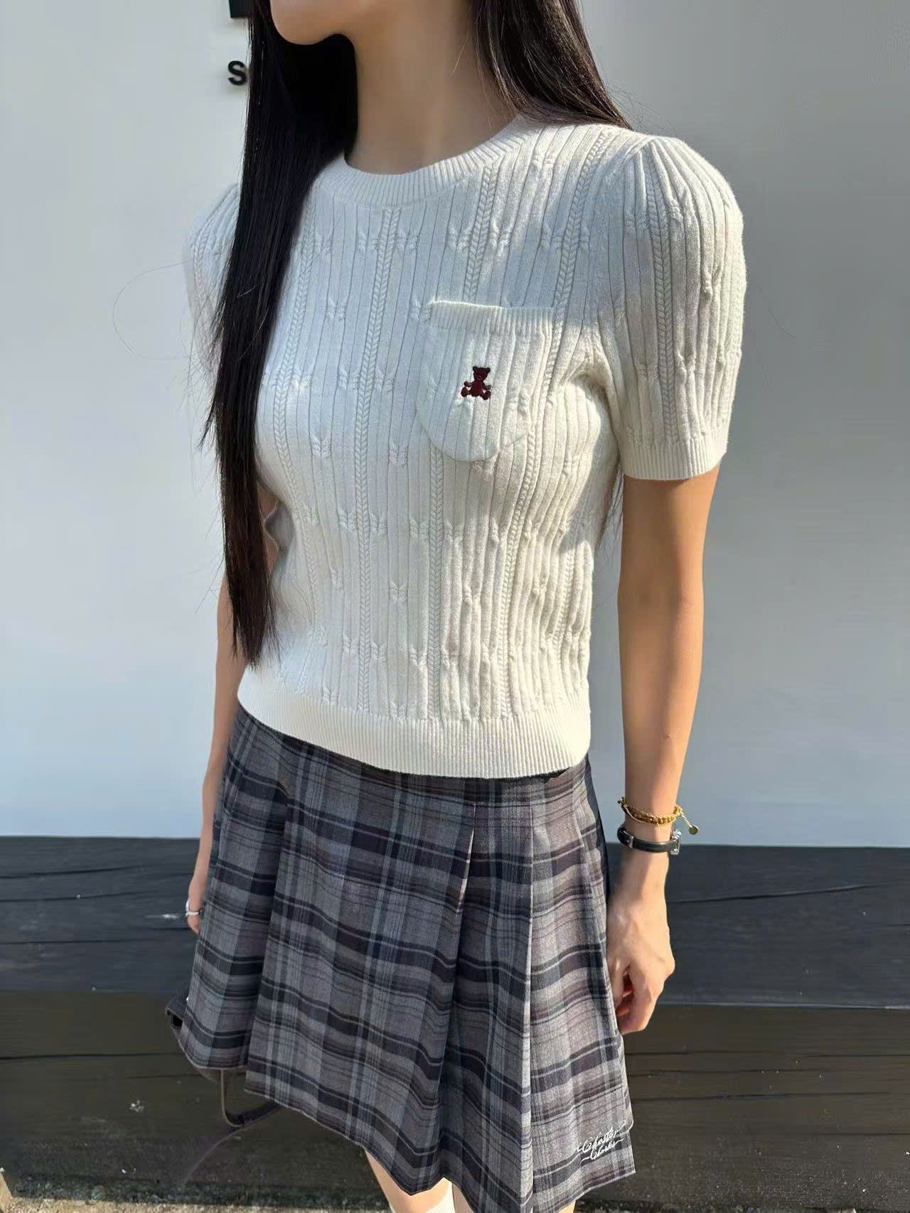  5.Áo trắng, vân sọc túi gấu 1 bên 