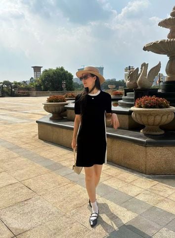  4.Váy suông đen, sọc trắng 2 bên 