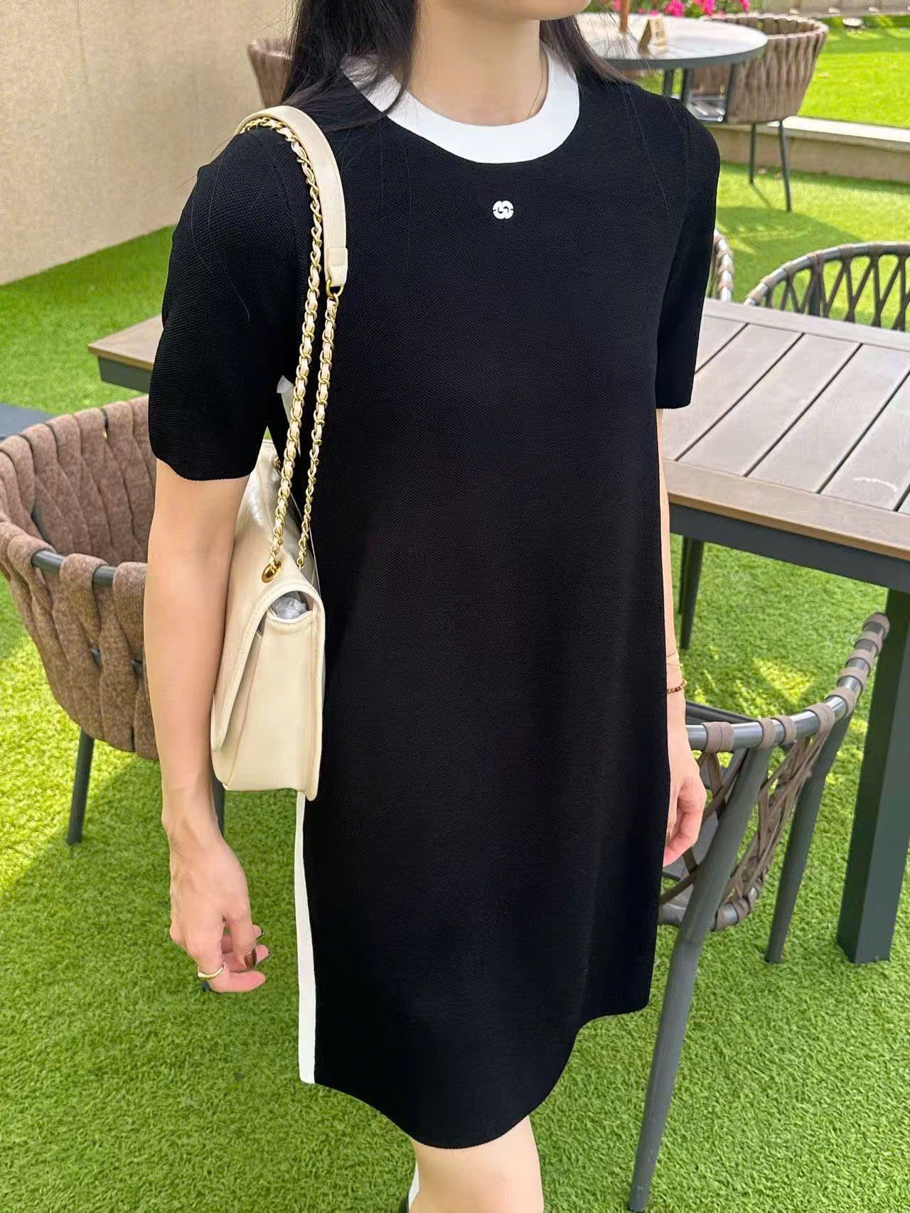  4.Váy suông đen, sọc trắng 2 bên 