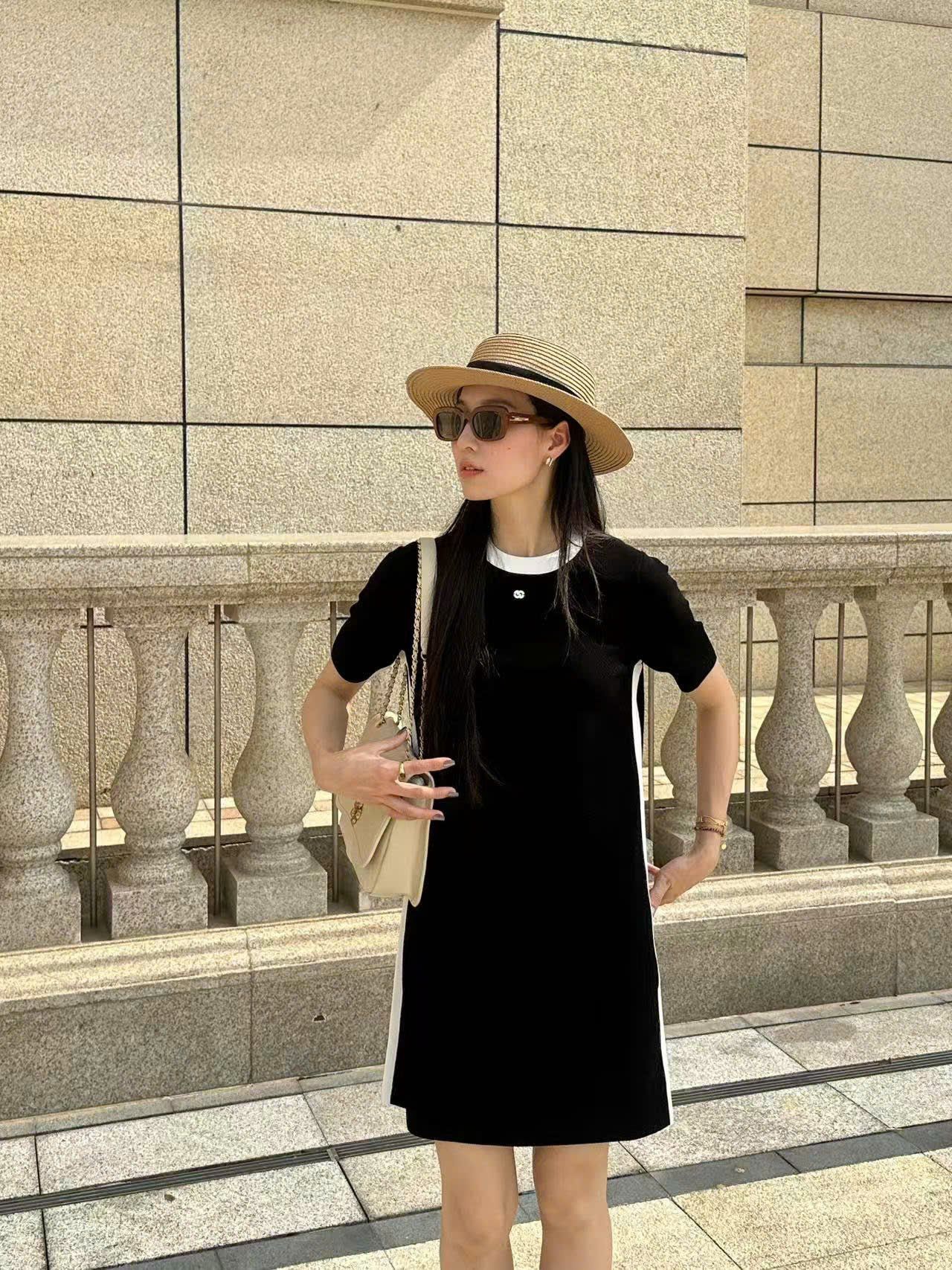  4.Váy suông đen, sọc trắng 2 bên 