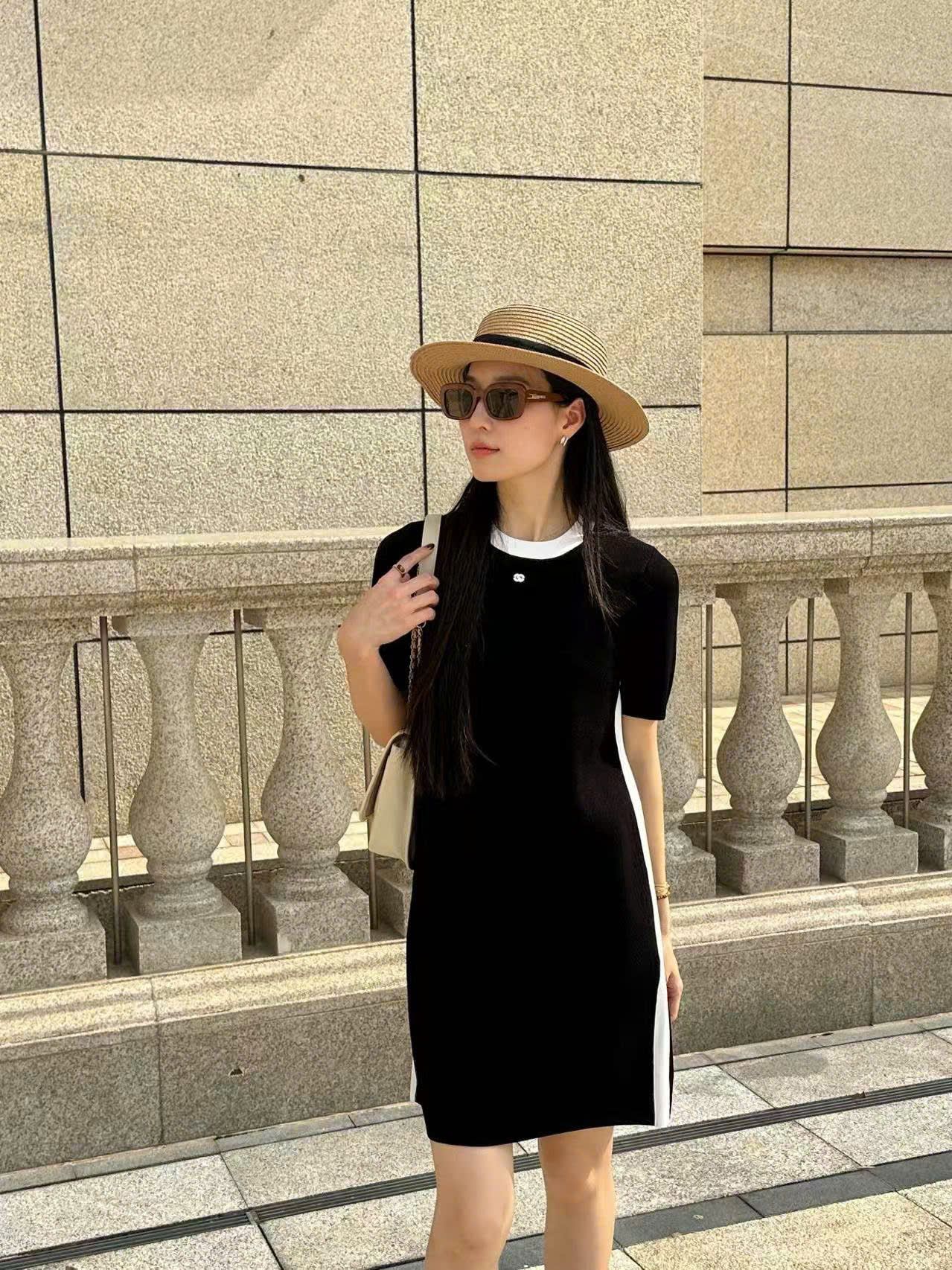  4.Váy suông đen, sọc trắng 2 bên 