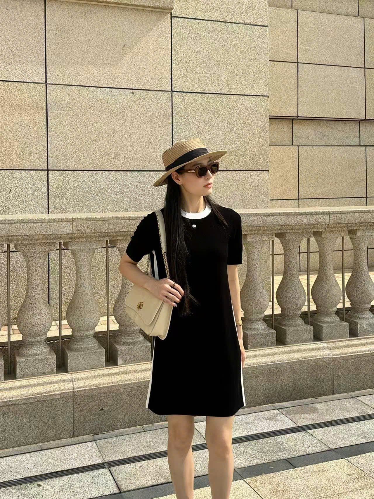  4.Váy suông đen, sọc trắng 2 bên 