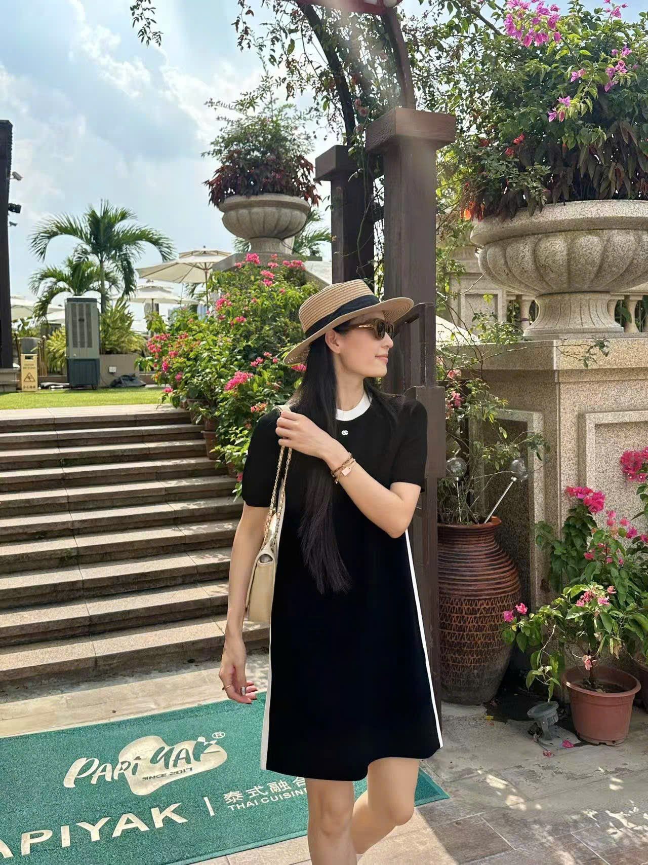  4.Váy suông đen, sọc trắng 2 bên 