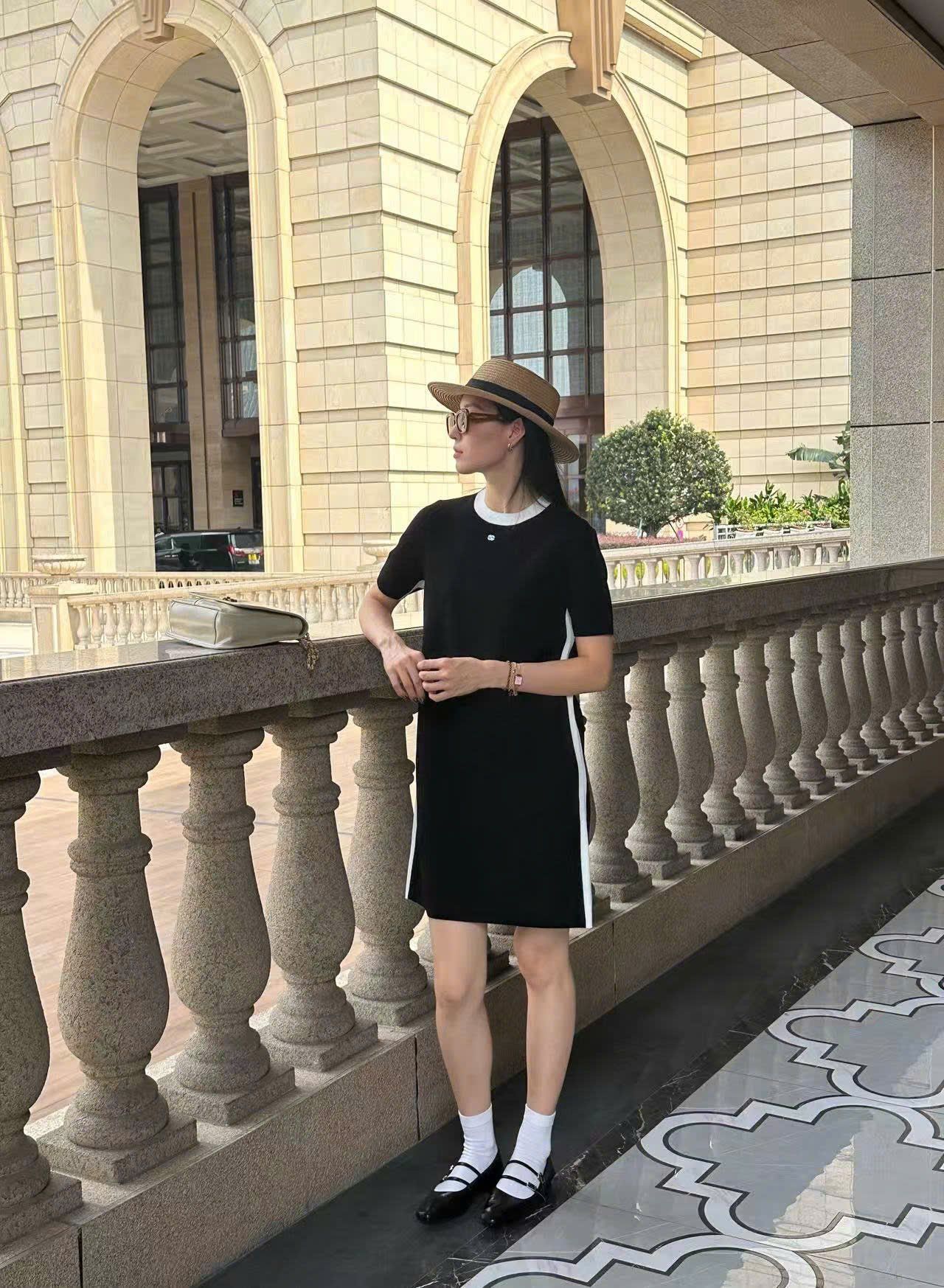  4.Váy suông đen, sọc trắng 2 bên 