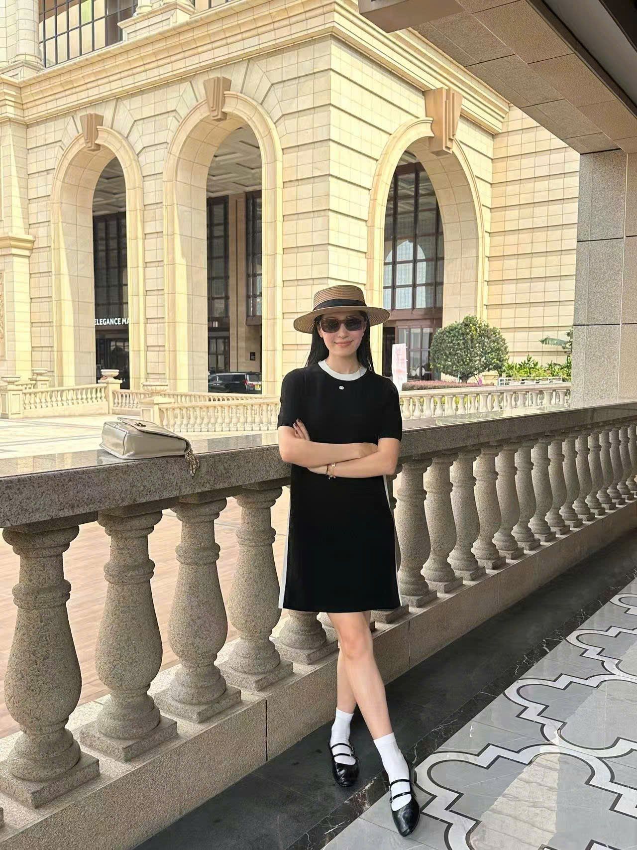  4.Váy suông đen, sọc trắng 2 bên 