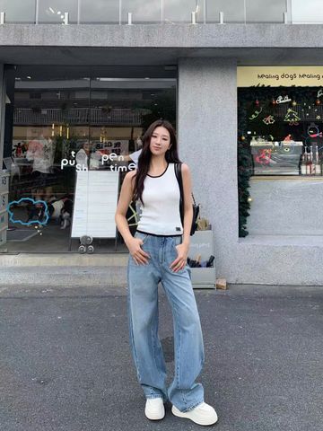  1.Quần jean xanh, vạt chéo Vẩy sơn 