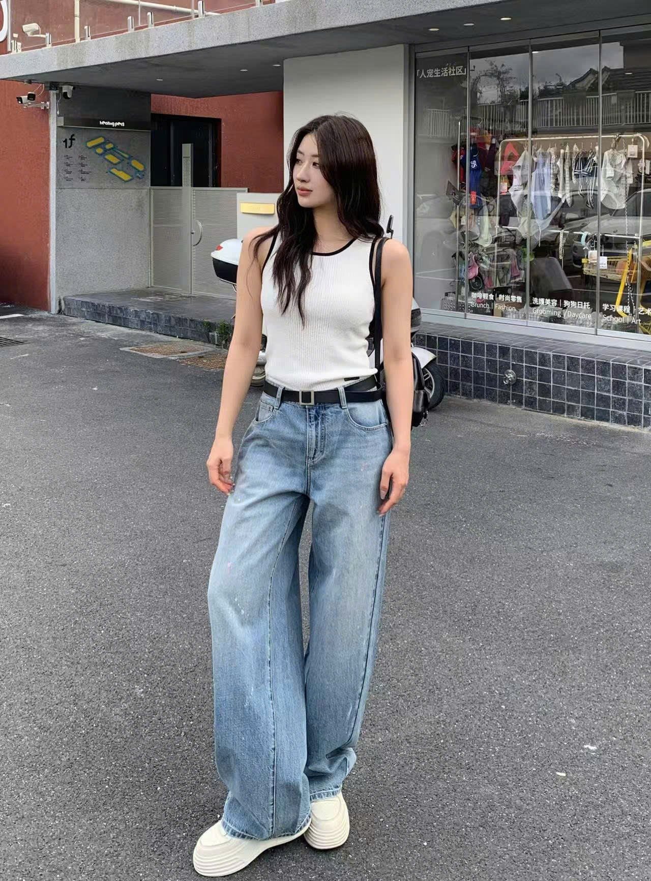  3.Quần jean xanh, vạt chéo Vẩy sơn 