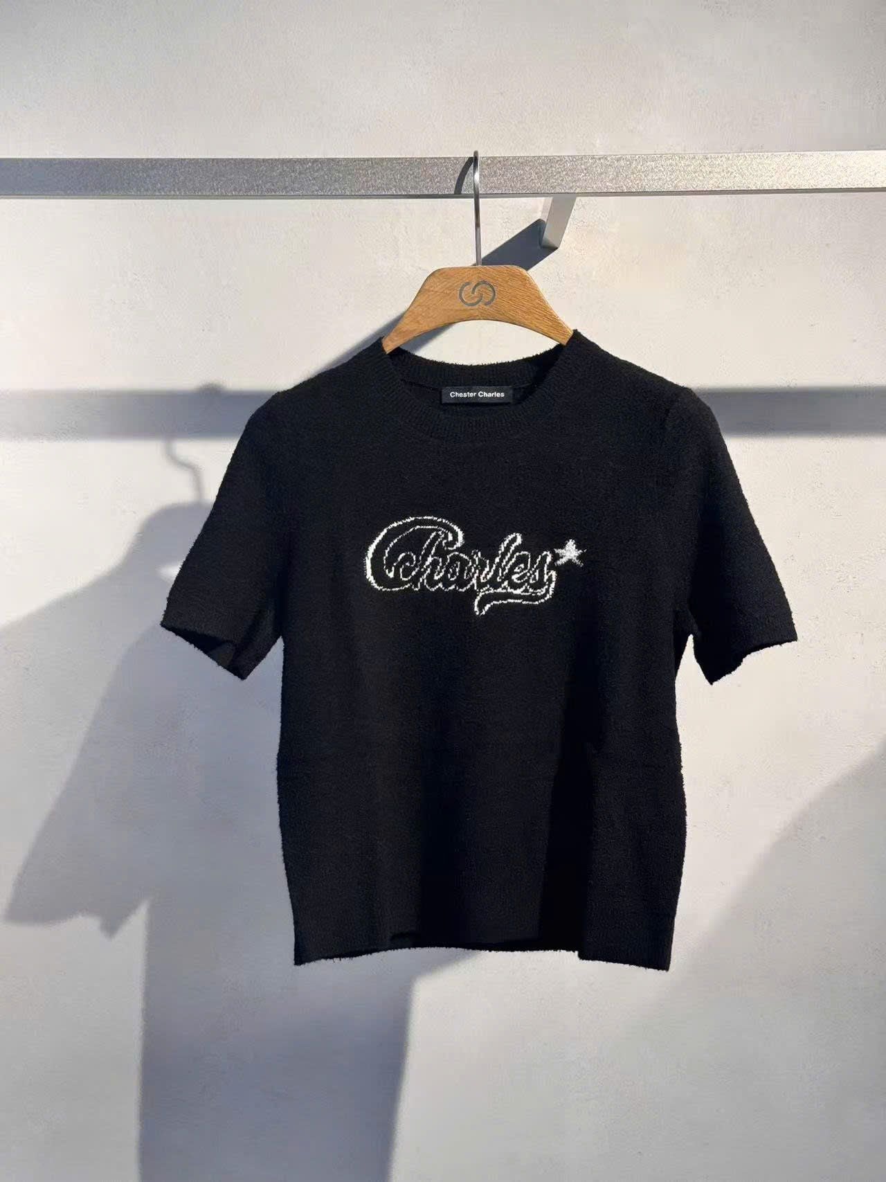  Áo đen chữ C.Charles đính sao trắng 