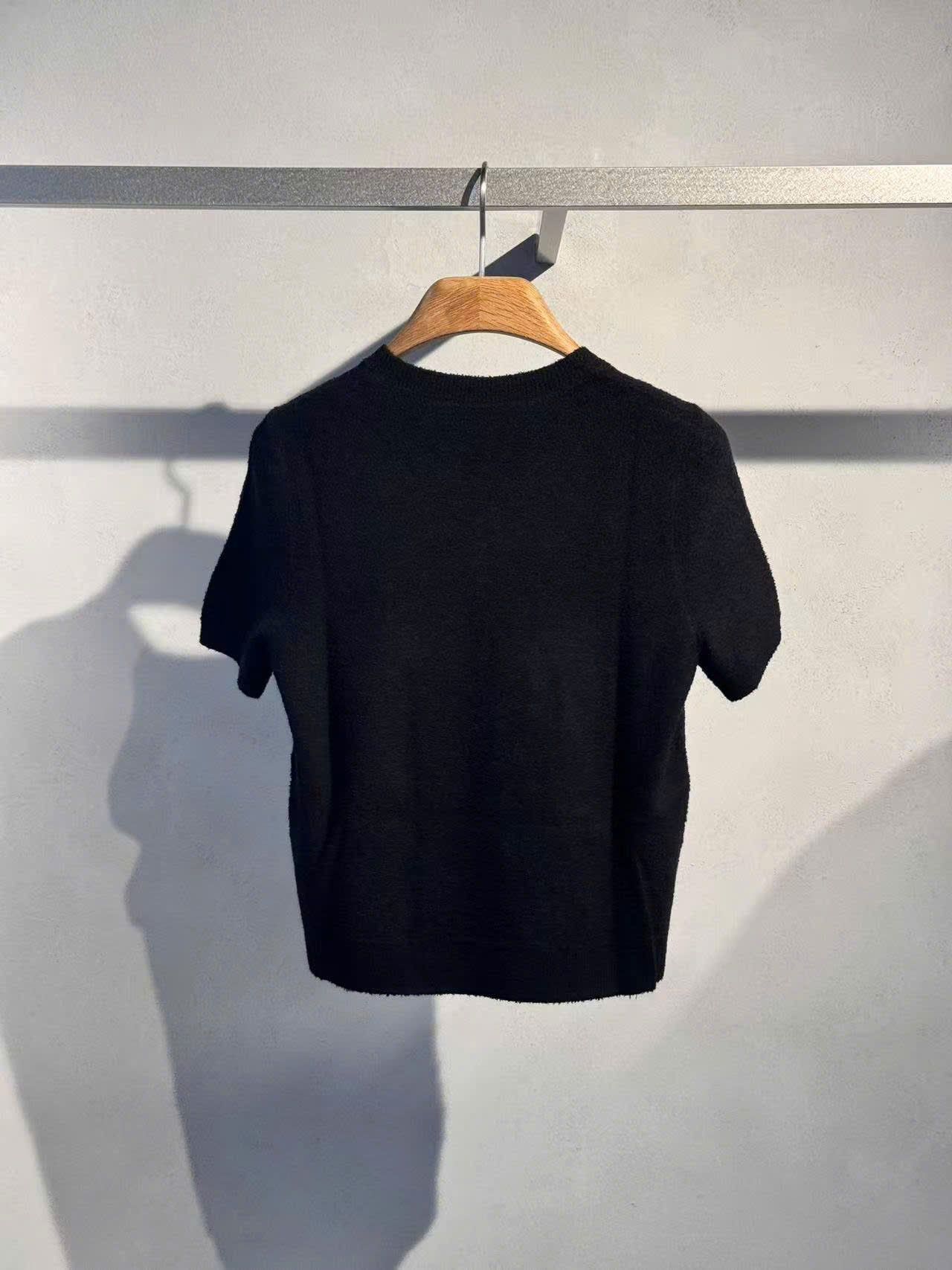  Áo đen chữ C.Charles đính sao trắng 