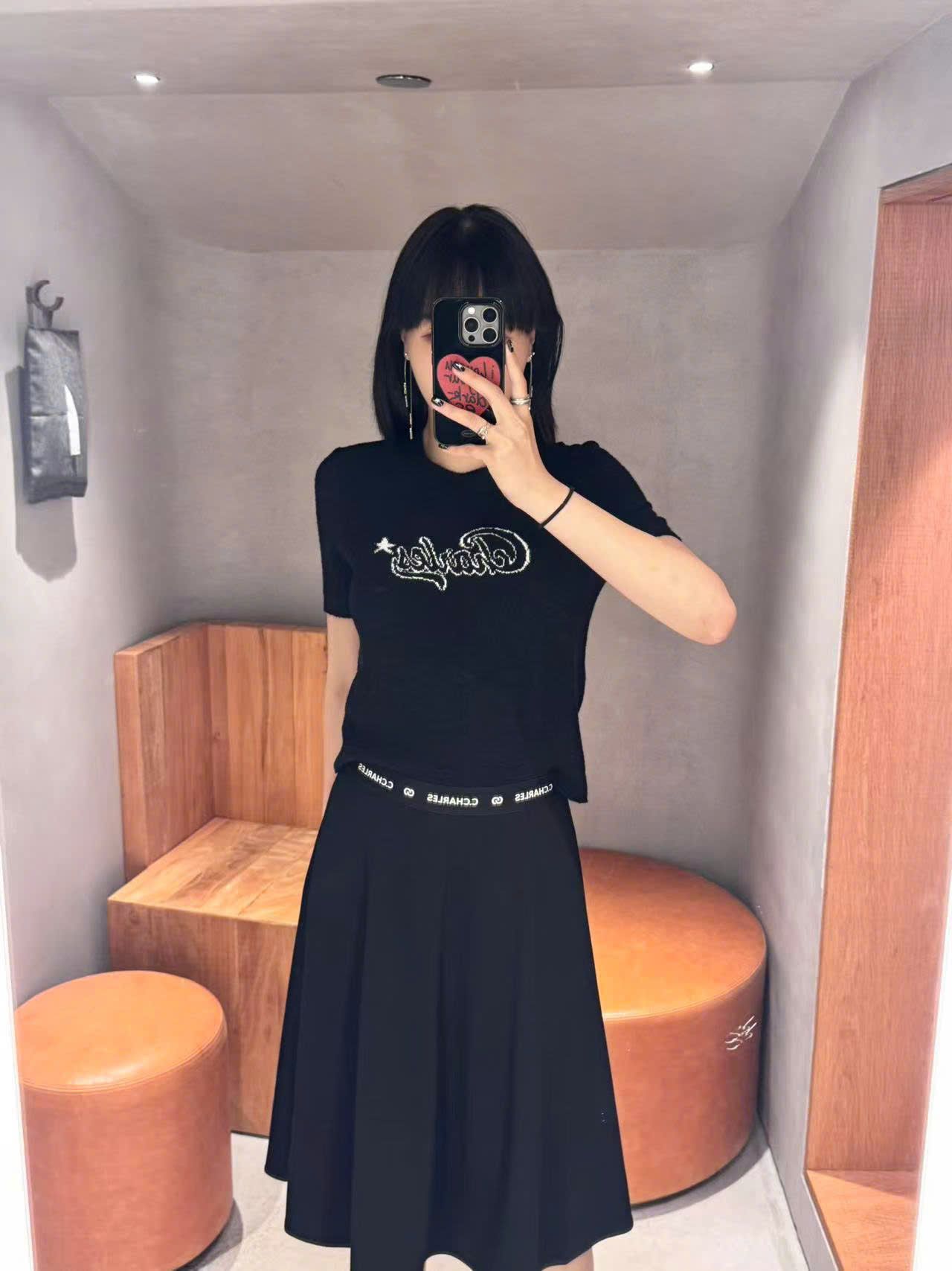  Áo đen chữ C.Charles đính sao trắng 