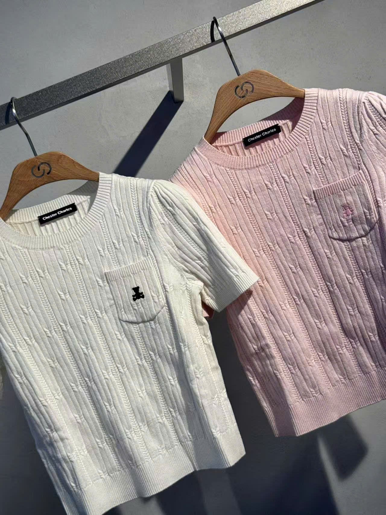  5.Áo trắng, vân sọc túi gấu 1 bên 