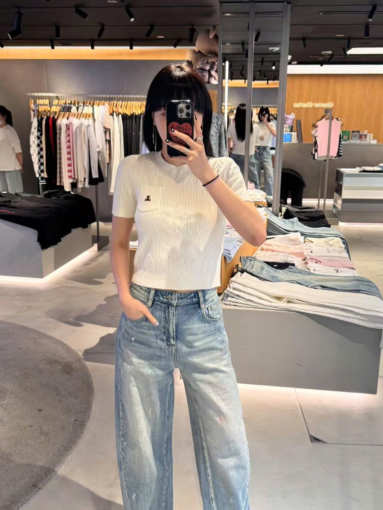  3.Quần jean xanh, vạt chéo Vẩy sơn 