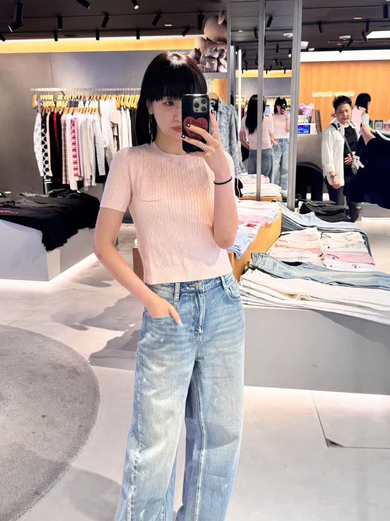  3.Quần jean xanh, vạt chéo Vẩy sơn 