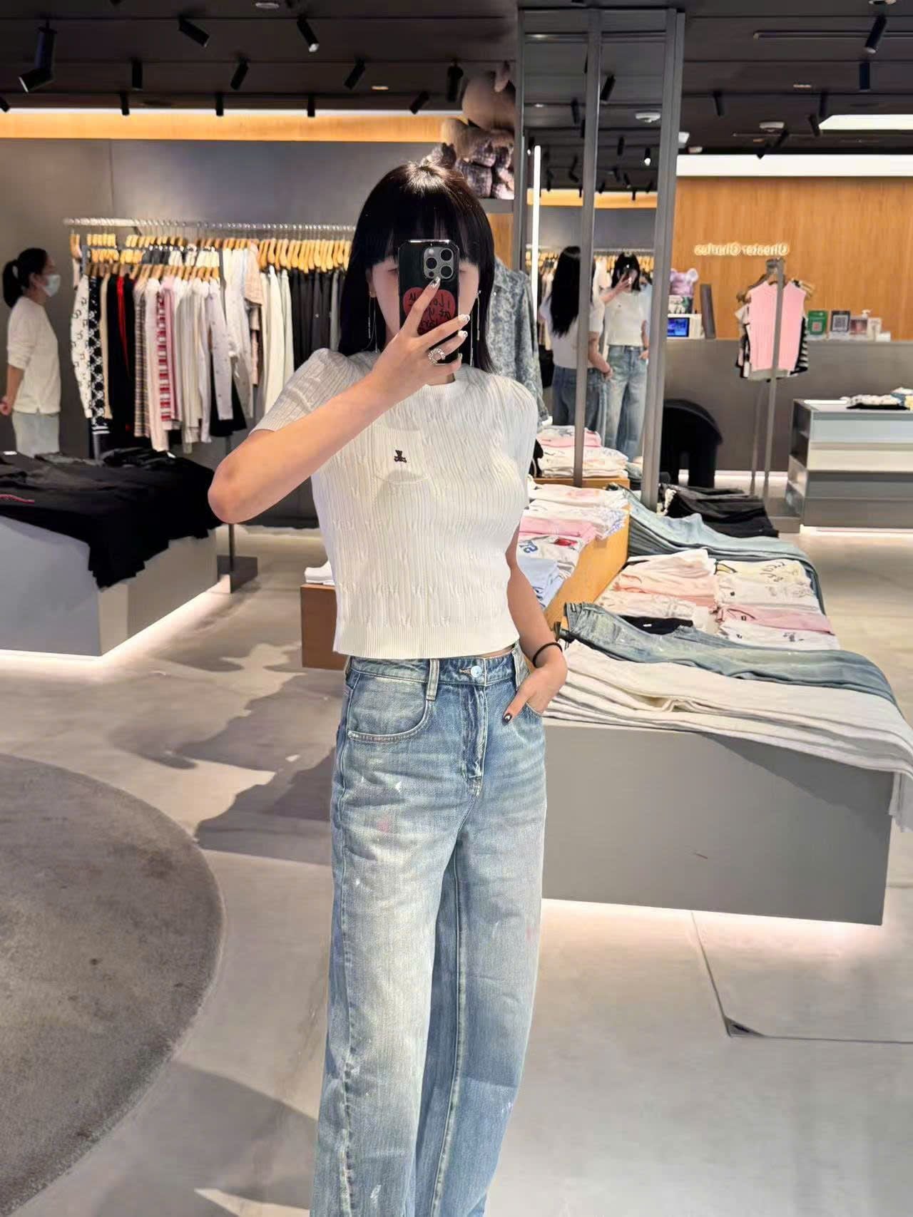  3.Quần jean xanh, vạt chéo Vẩy sơn 