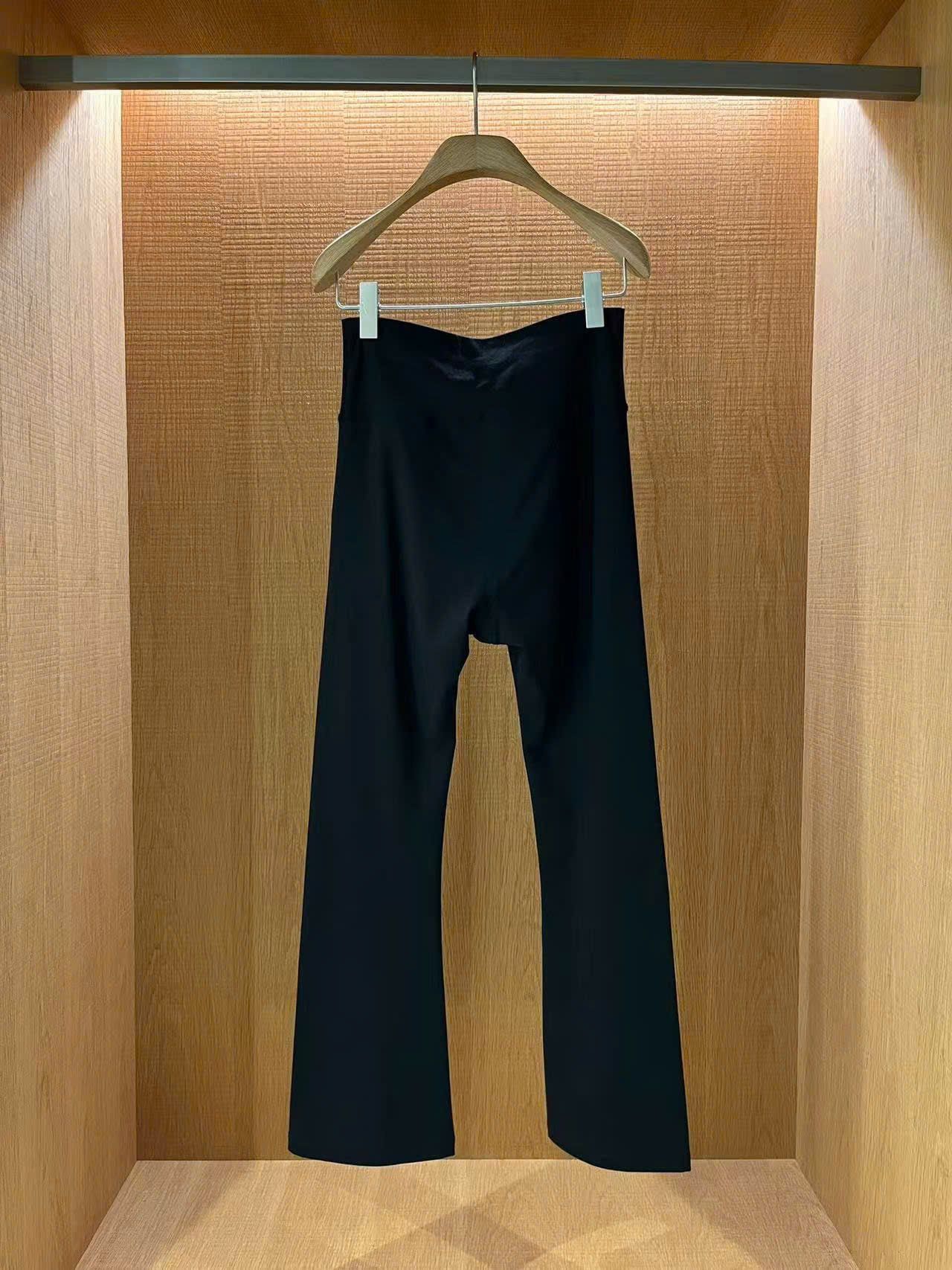  5.Quần legging đen dài logo CC lồng 