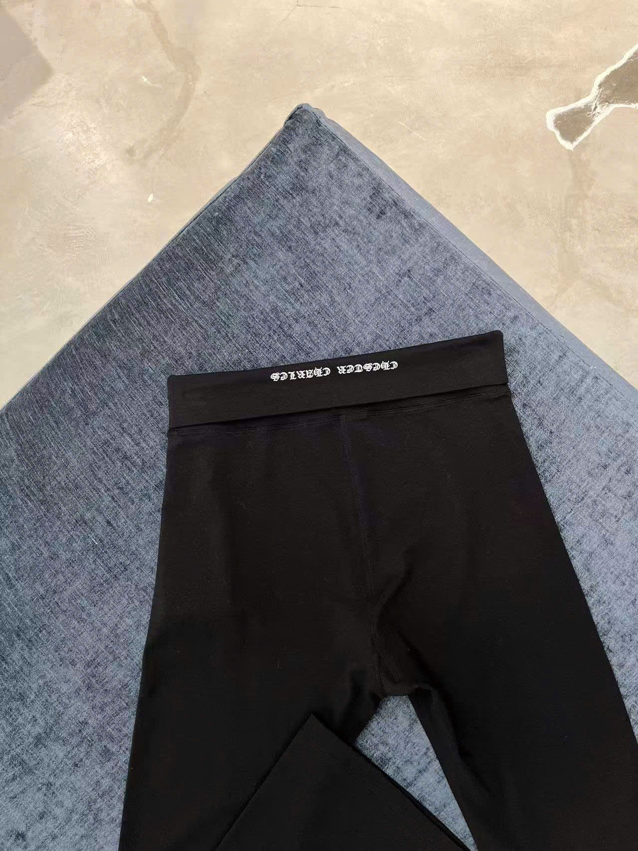  5.Quần legging đen dài logo CC lồng 