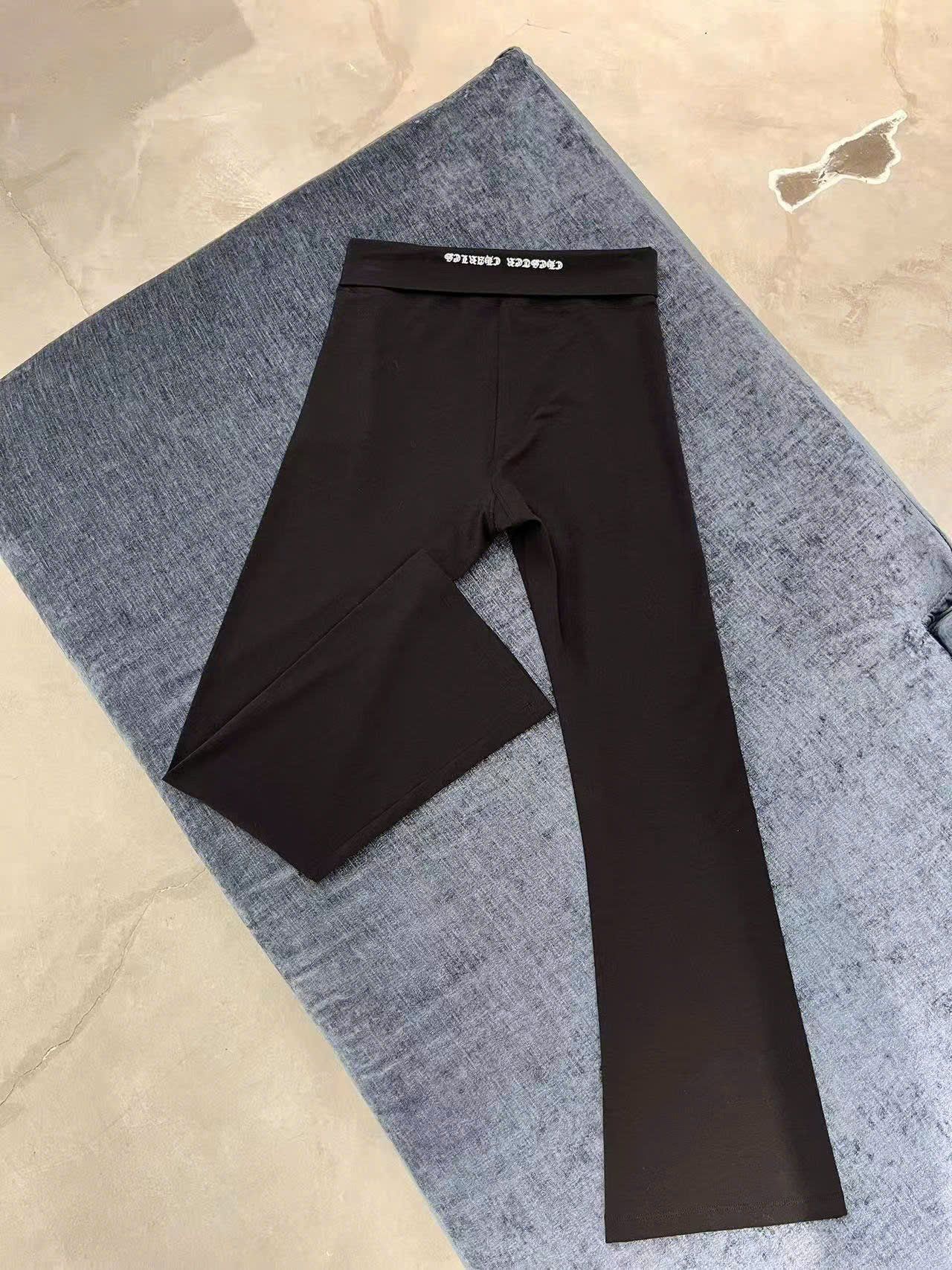  5.Quần legging đen dài logo CC lồng 