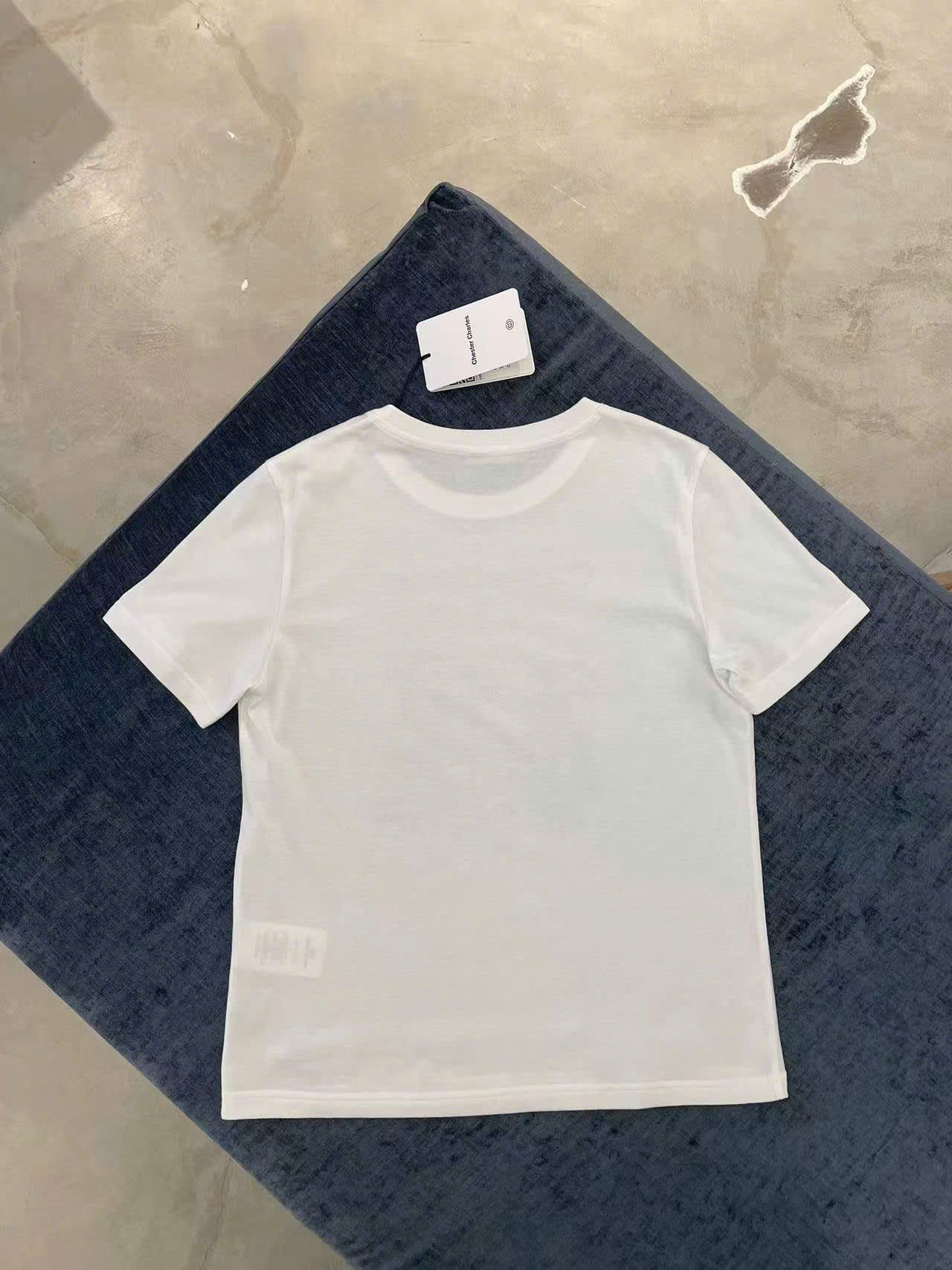  5. Áo phông trắng nơ xám ngang áo 