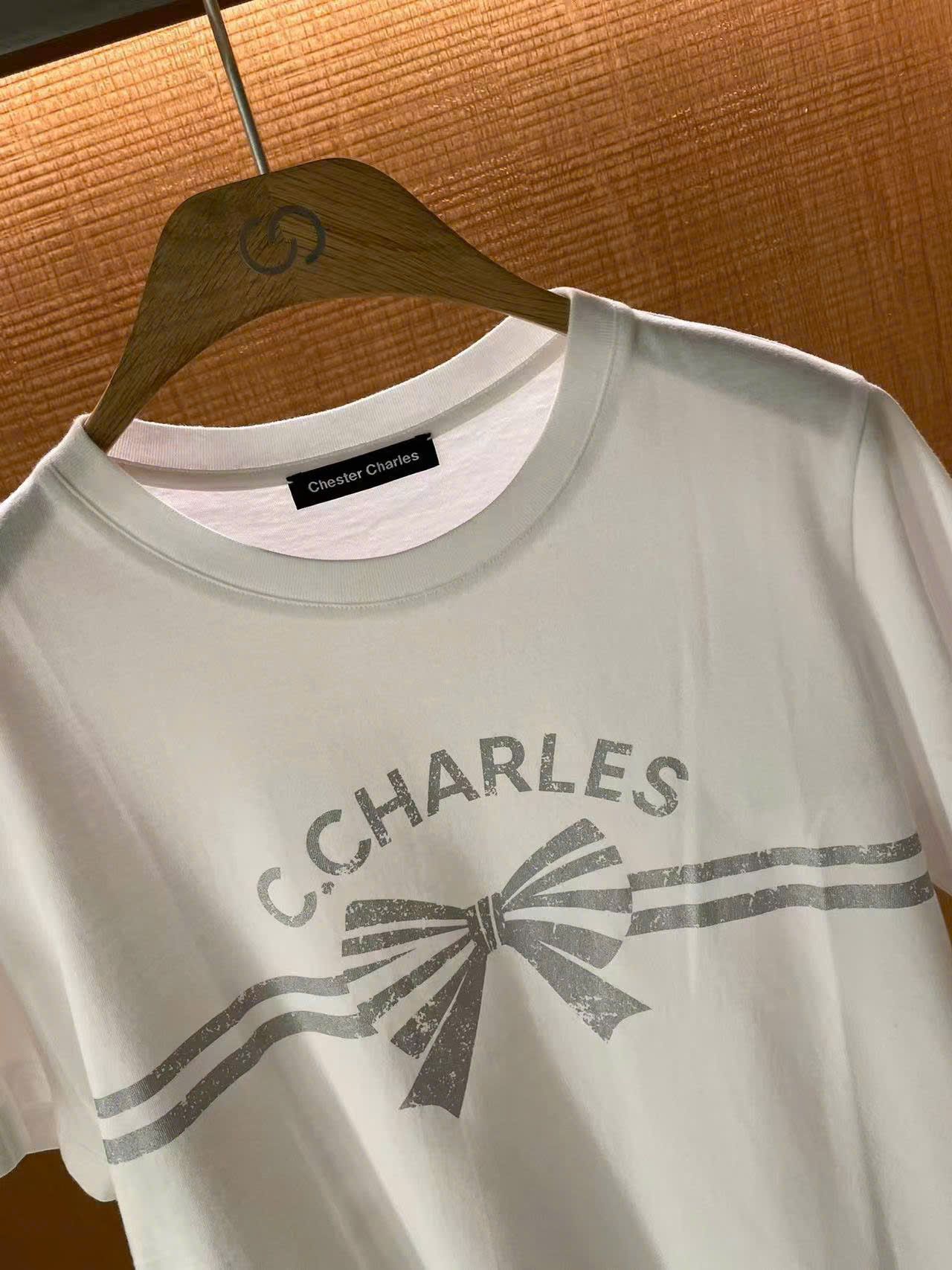  5. Áo phông trắng nơ xám ngang áo 