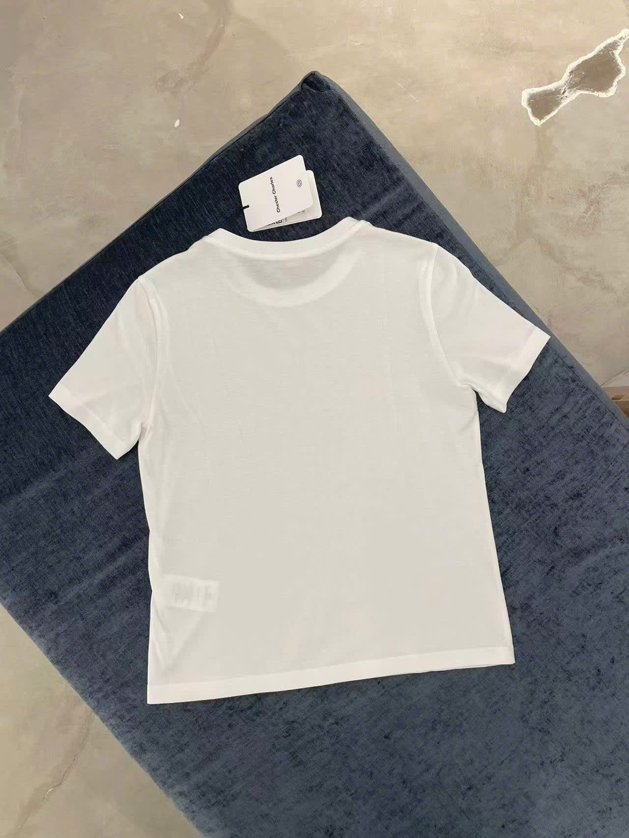  5. Áo phông trắng nơ xám ngang áo 