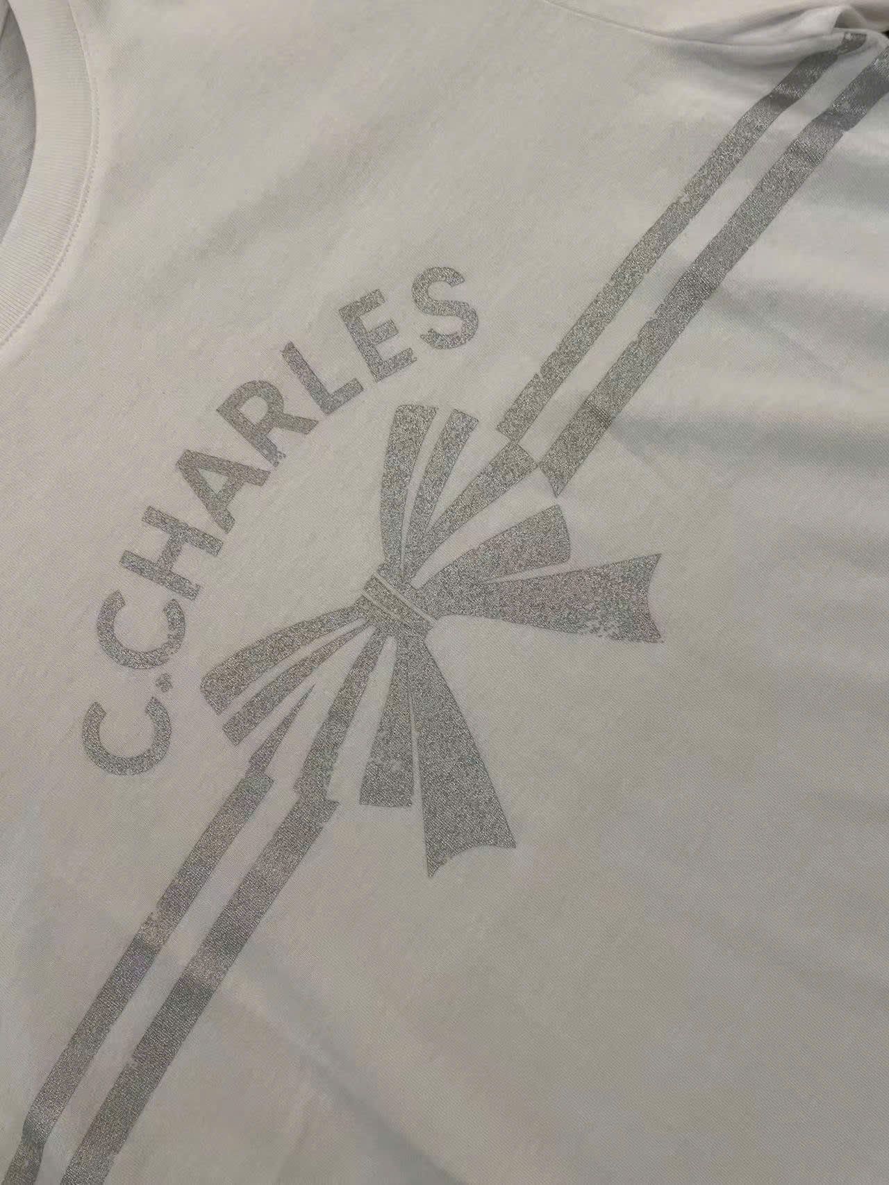  5. Áo phông trắng nơ xám ngang áo 