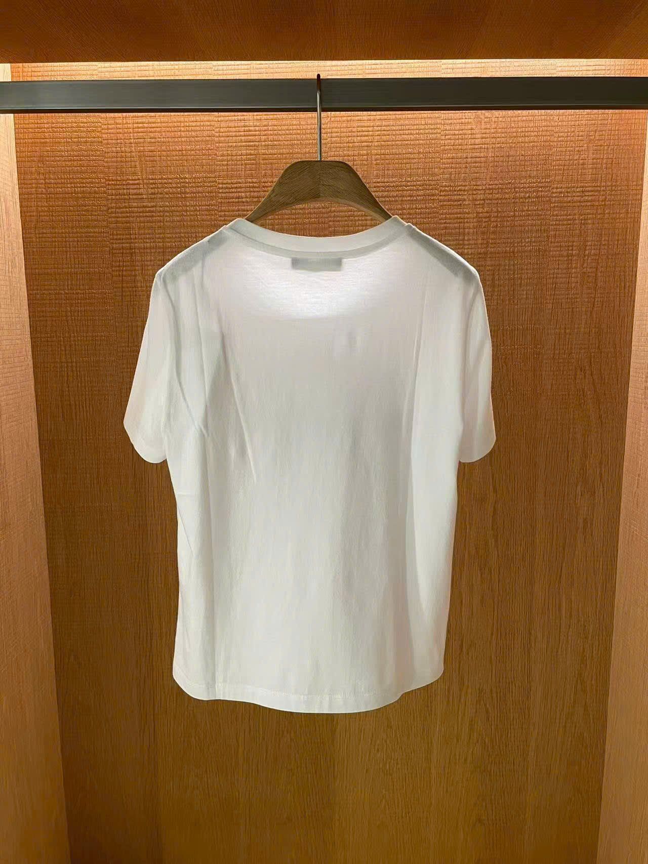  5. Áo phông trắng nơ xám ngang áo 